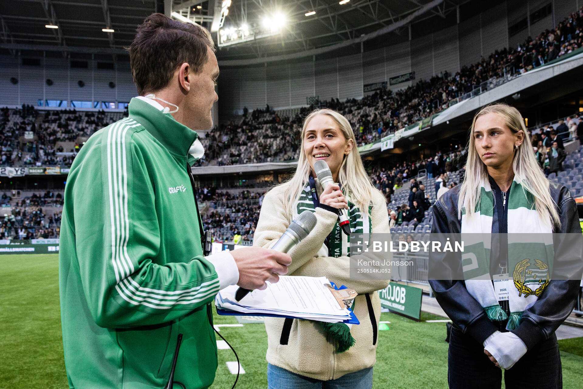 Alice Carlsson och Ellen Wangerheim från Hammarbys damlag