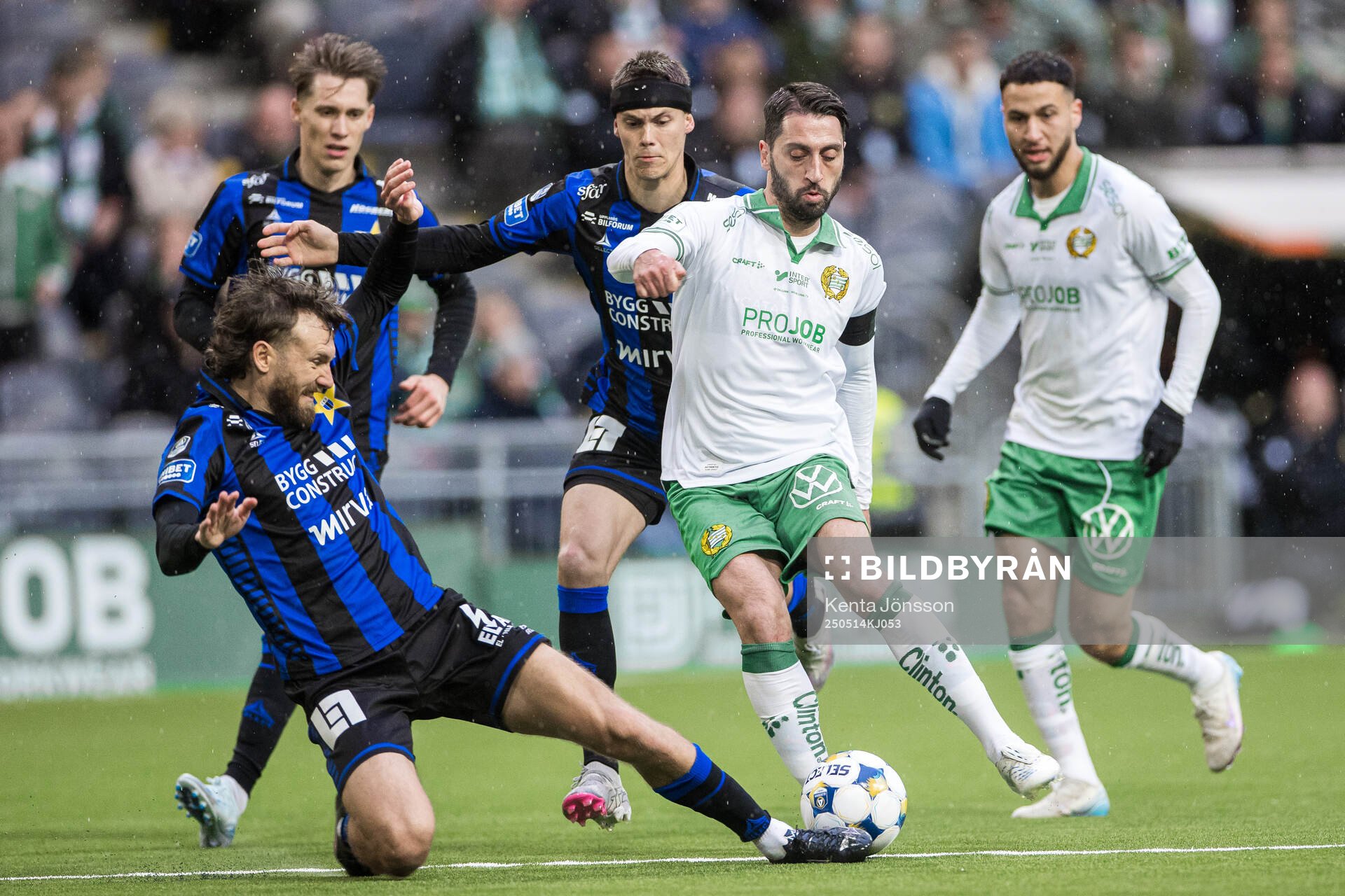 Hammarbys Nahir Besara mot Sirius Simon Sandberg och Tobias Carlsson under fotbollsmatchen i Allsvenskan mellan Hammarby och Sirius den 14 maj 2025 i Stockholm.