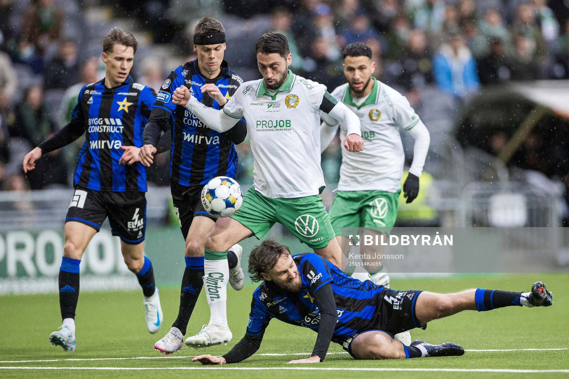 Hammarbys Nahir Besara mot Sirius Simon Sandberg och Tobias Carlsson under fotbollsmatchen i Allsvenskan mellan Hammarby och Sirius den 14 maj 2025 i Stockholm.