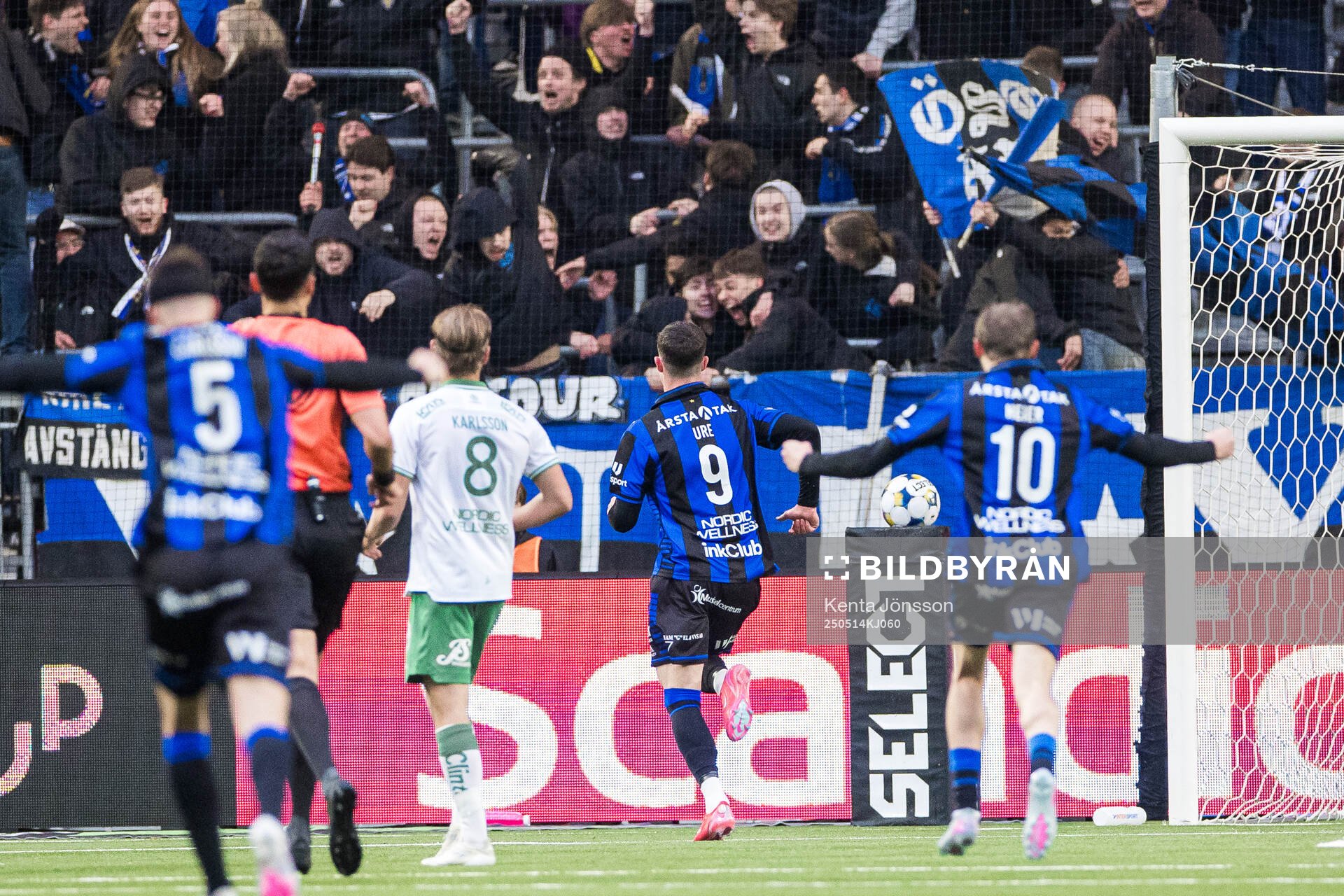 Sirius Robbie Ure jublar efter 2-2 målet under fotbollsmatchen i Allsvenskan mellan Hammarby och Sirius den 14 maj 2025 i Stockholm. 