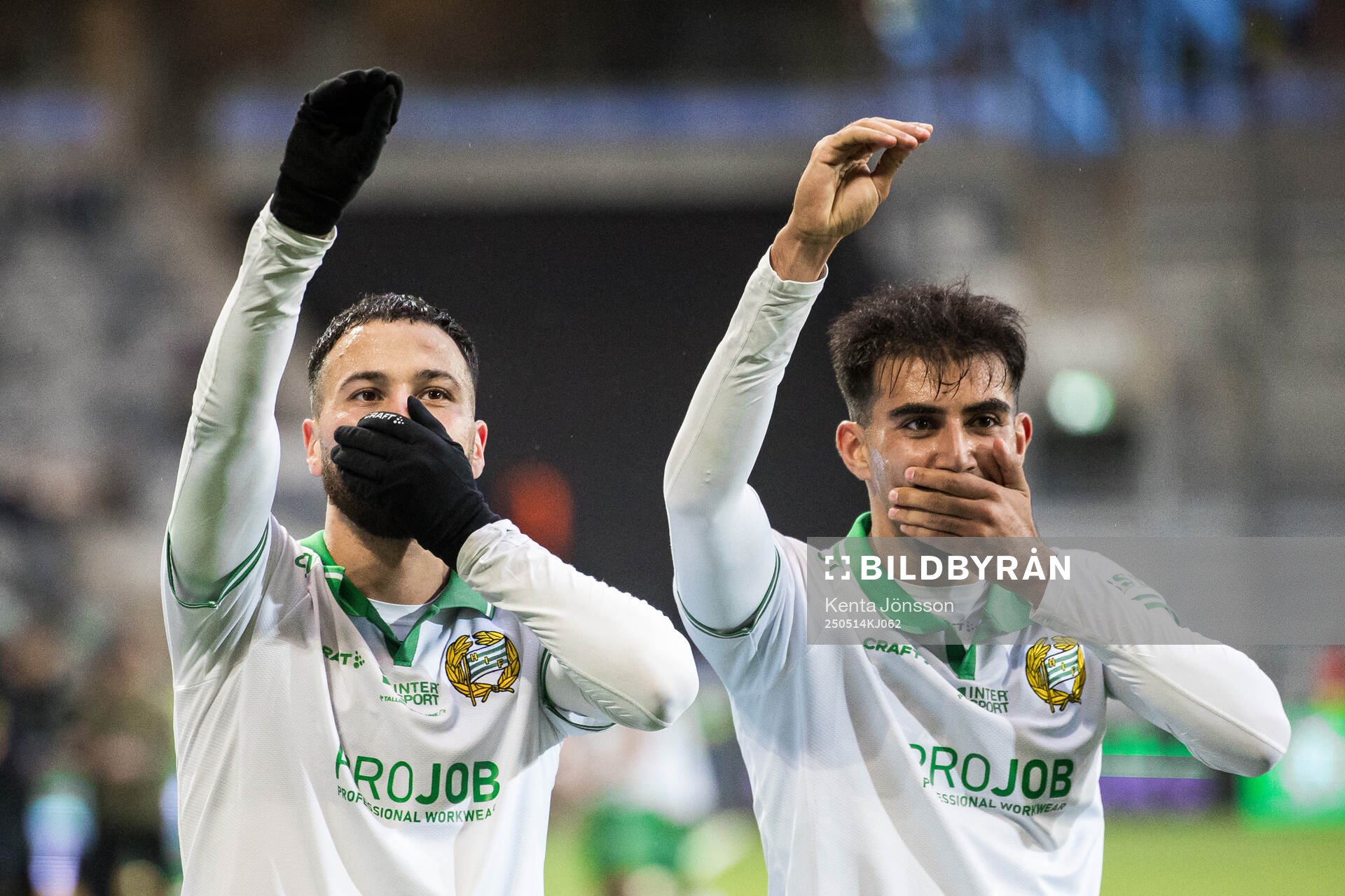Hammarbys Abdelrahman Boudah Saidi och Montader Madjed jublar efter 3-2 målet under fotbollsmatchen i Allsvenskan mellan Hammarby och Sirius den 14 maj 2025 i Stockholm.