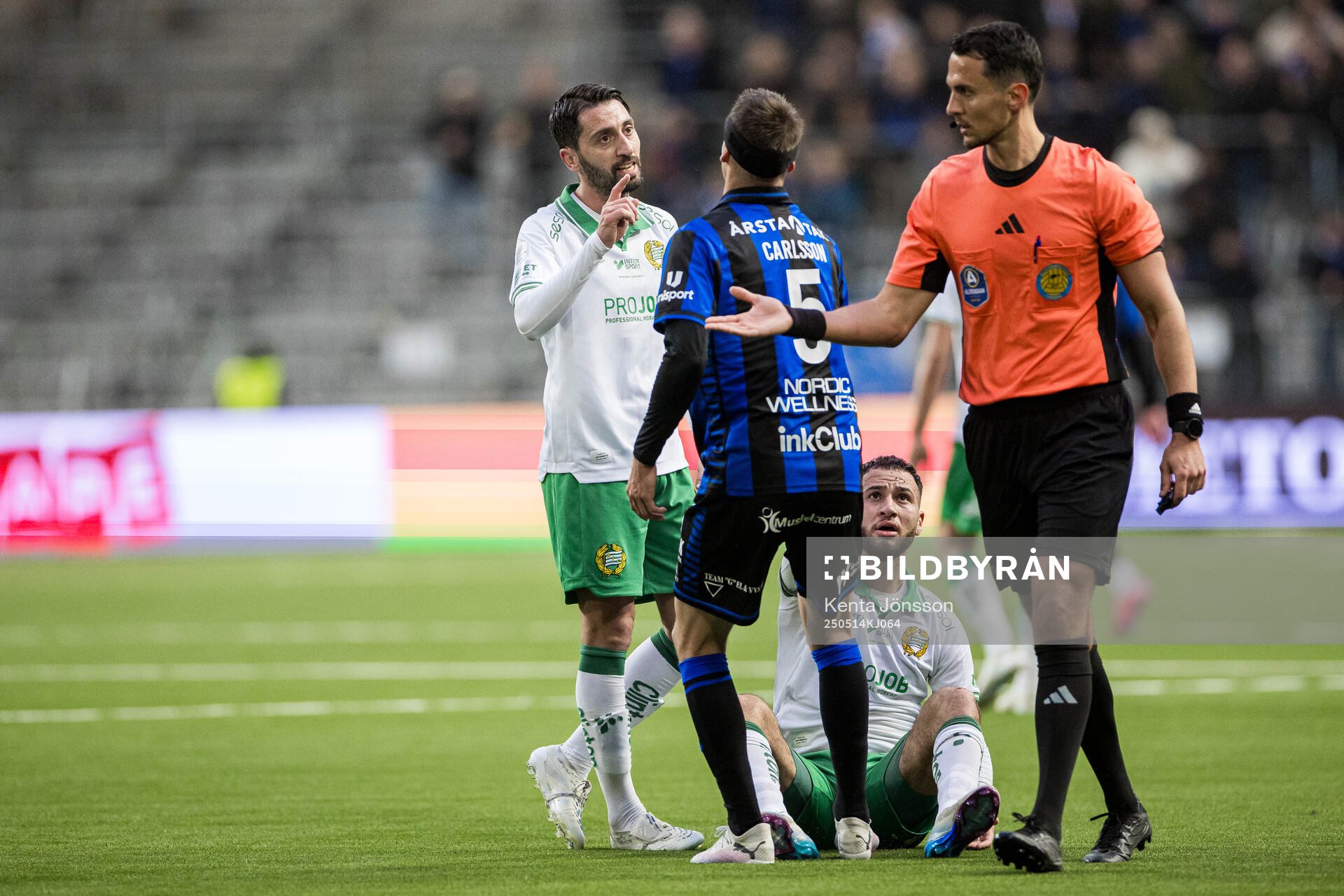 Hammarbys Nahir Besara och Sirius Tobias Carlsson under fotbollsmatchen i Allsvenskan mellan Hammarby och Sirius den 14 maj 2025 i Stockholm.