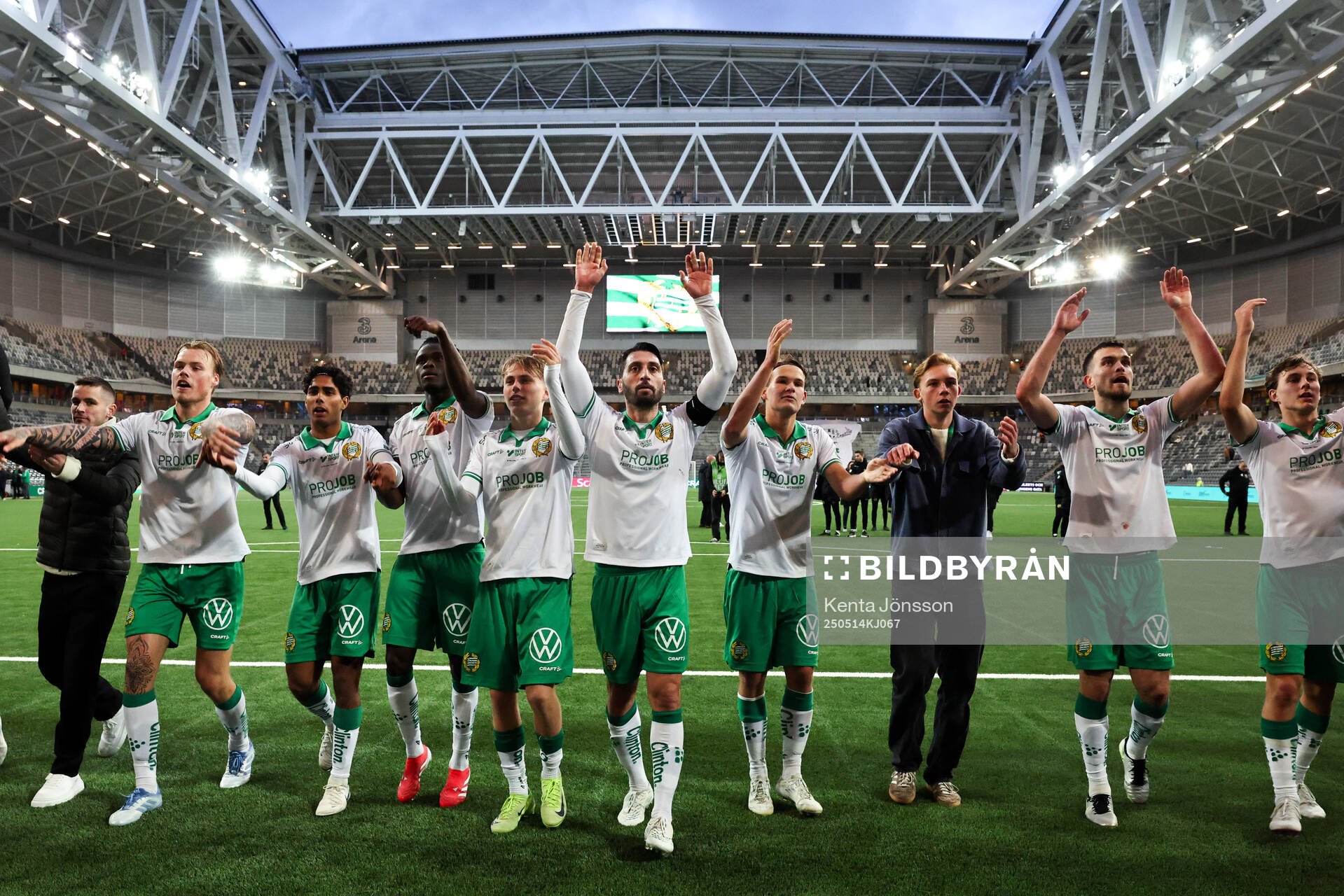 Hammarbys spelare jublar efte fotbollsmatchen i Allsvenskan mellan Hammarby och Sirius den 14 maj 2025 i Stockholm. 