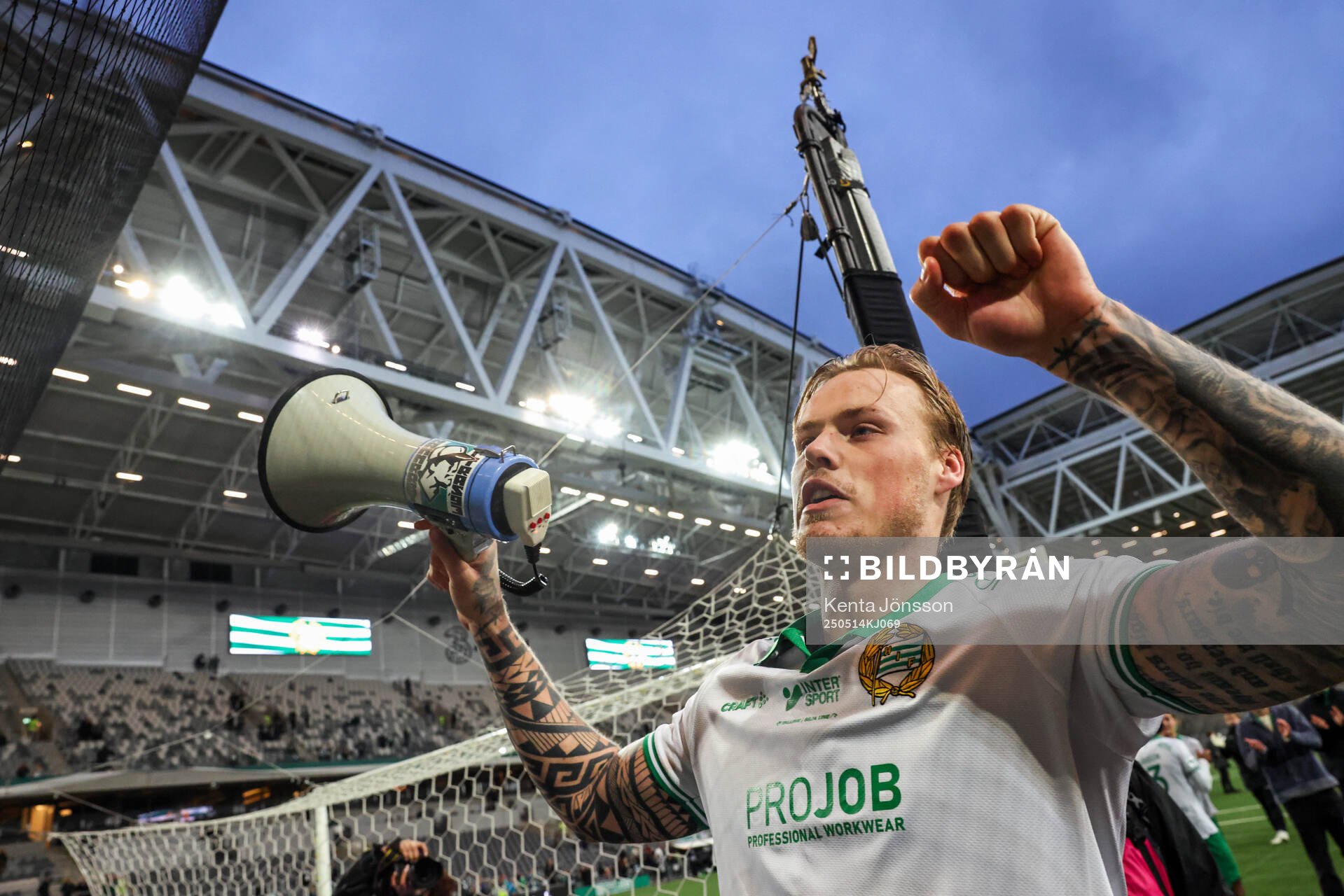 Hammarbys Victor Eriksson jublar efter fotbollsmatchen i Allsvenskan mellan Hammarby och Sirius den 14 maj 2025 i Stockholm. 