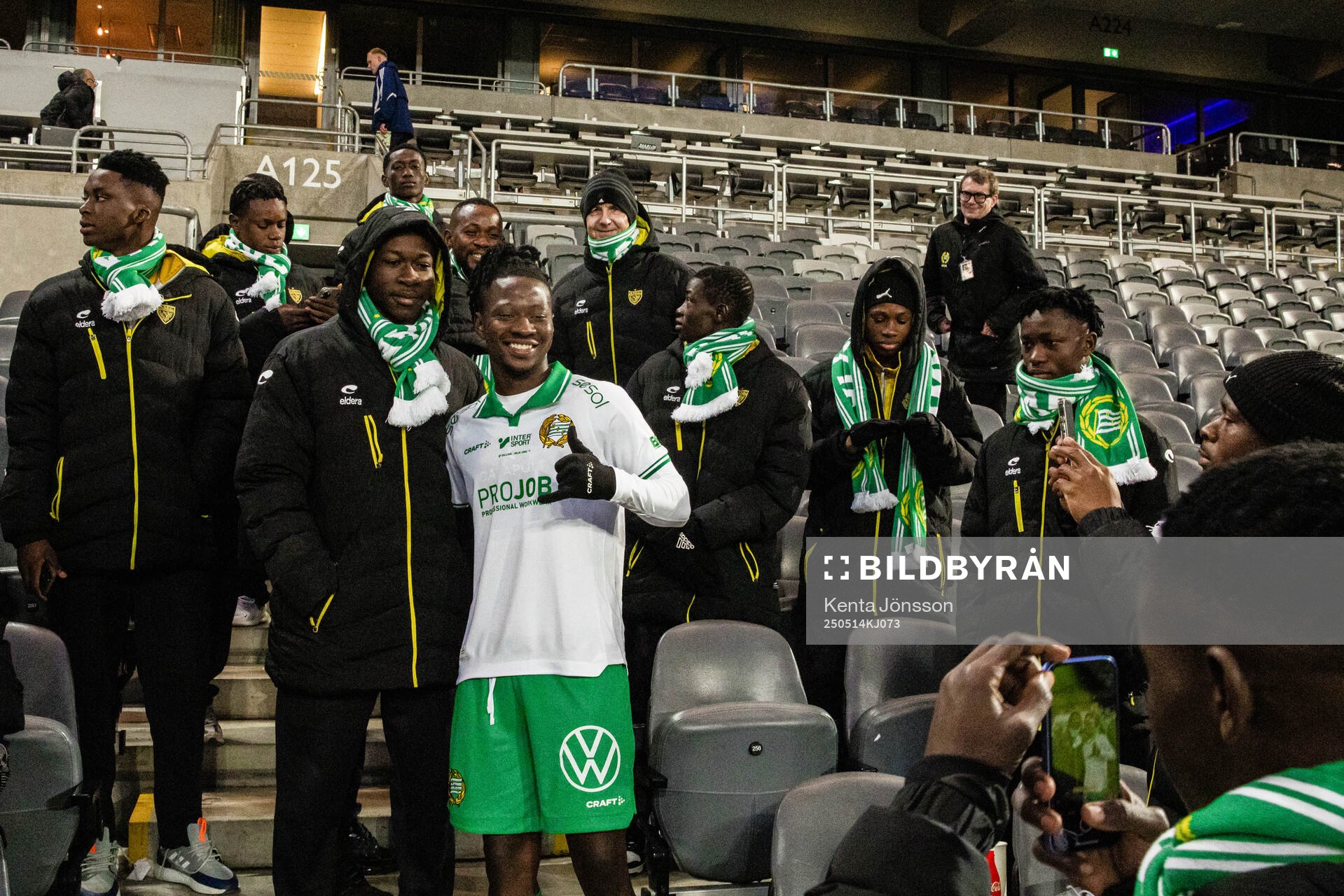 Hammarbys Moise Elohim Victoire Kabore på läktaren med ett P17-lag från ivorianska ASEC Mimosas efter fotbollsmatchen i Allsvenskan mellan Hammarby och Sirius den 14 maj 2025 i Stockholm.