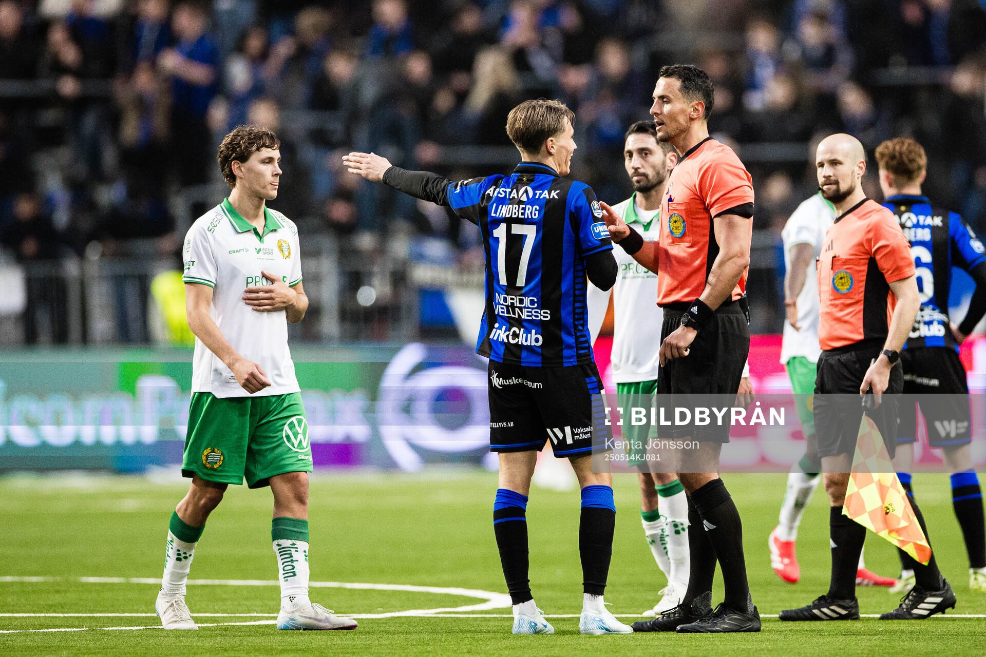 Sirius Marcus Lindberg i samtal med domare Adi Aganovic efter under fotbollsmatchen i Allsvenskan mellan Hammarby och Sirius den 14 maj 2025 i Stockholm.