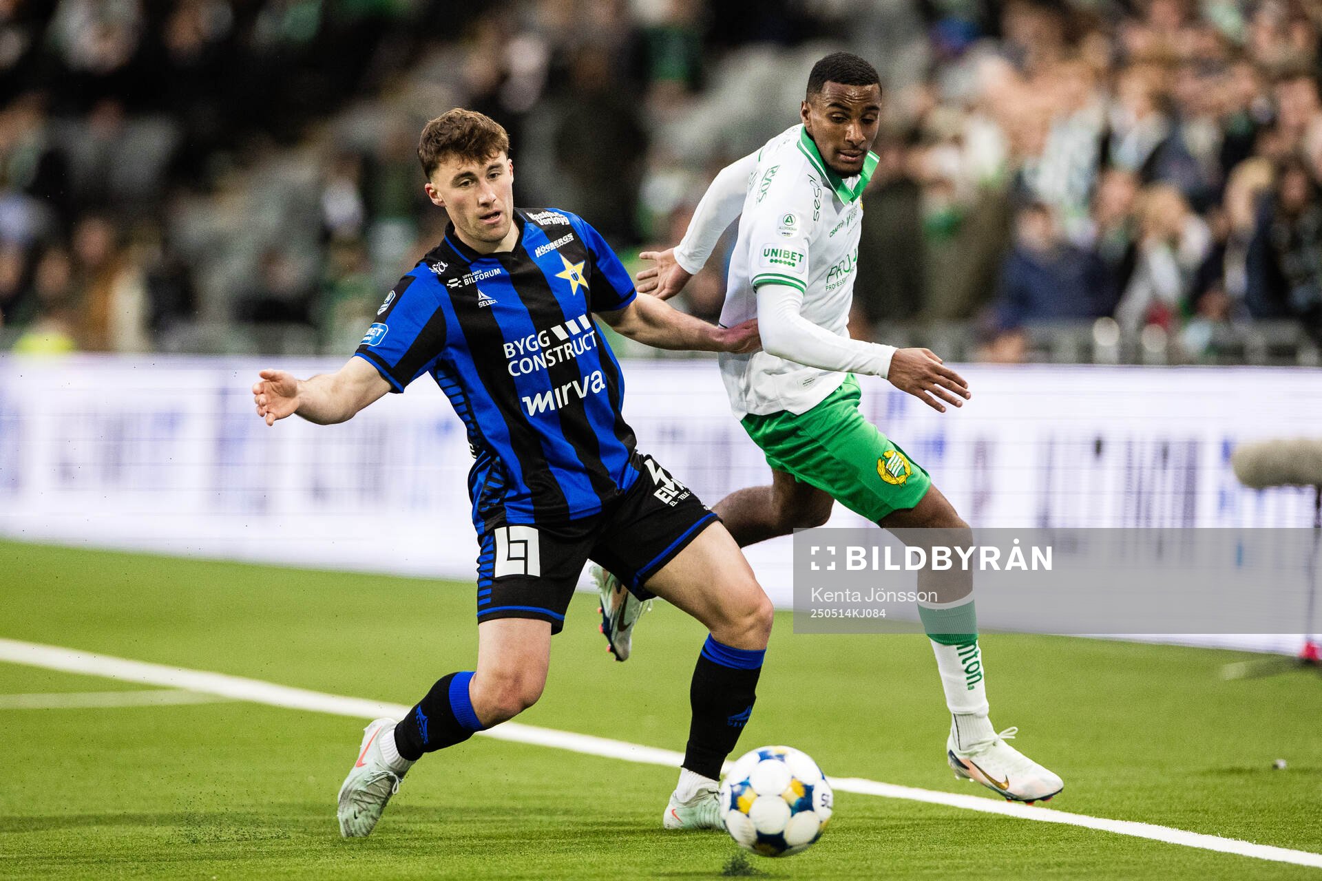 Sirius Bogdan Milovanov och Hammarbys Paulos Abraham under fotbollsmatchen i Allsvenskan mellan Hammarby och Sirius den 14 maj 2025 i Stockholm.
