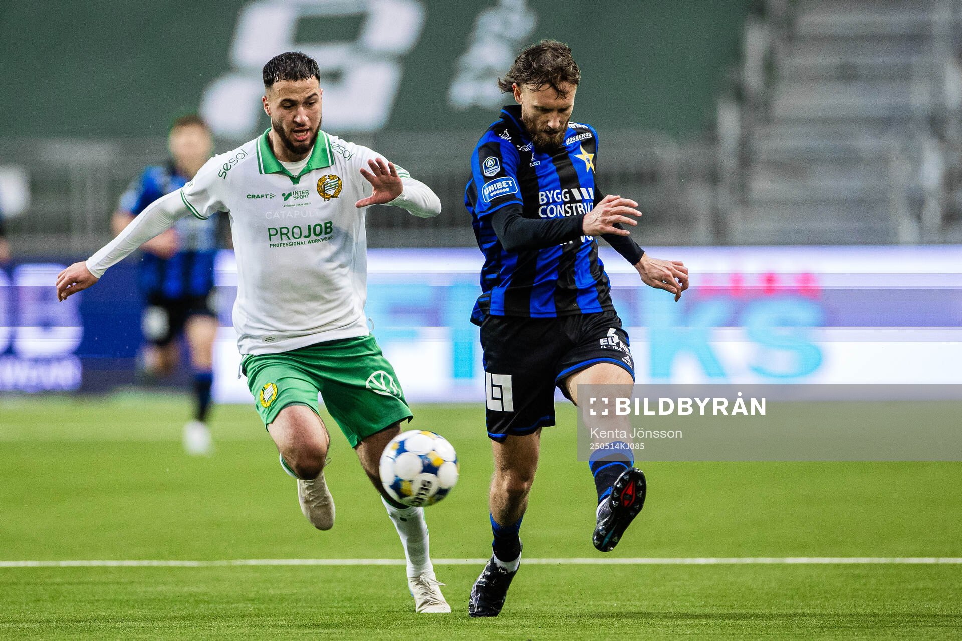 Hammarbys Abdelrahman Boudah Saidi och Sirius Simon Sandberg under fotbollsmatchen i Allsvenskan mellan Hammarby och Sirius den 14 maj 2025 i Stockholm.