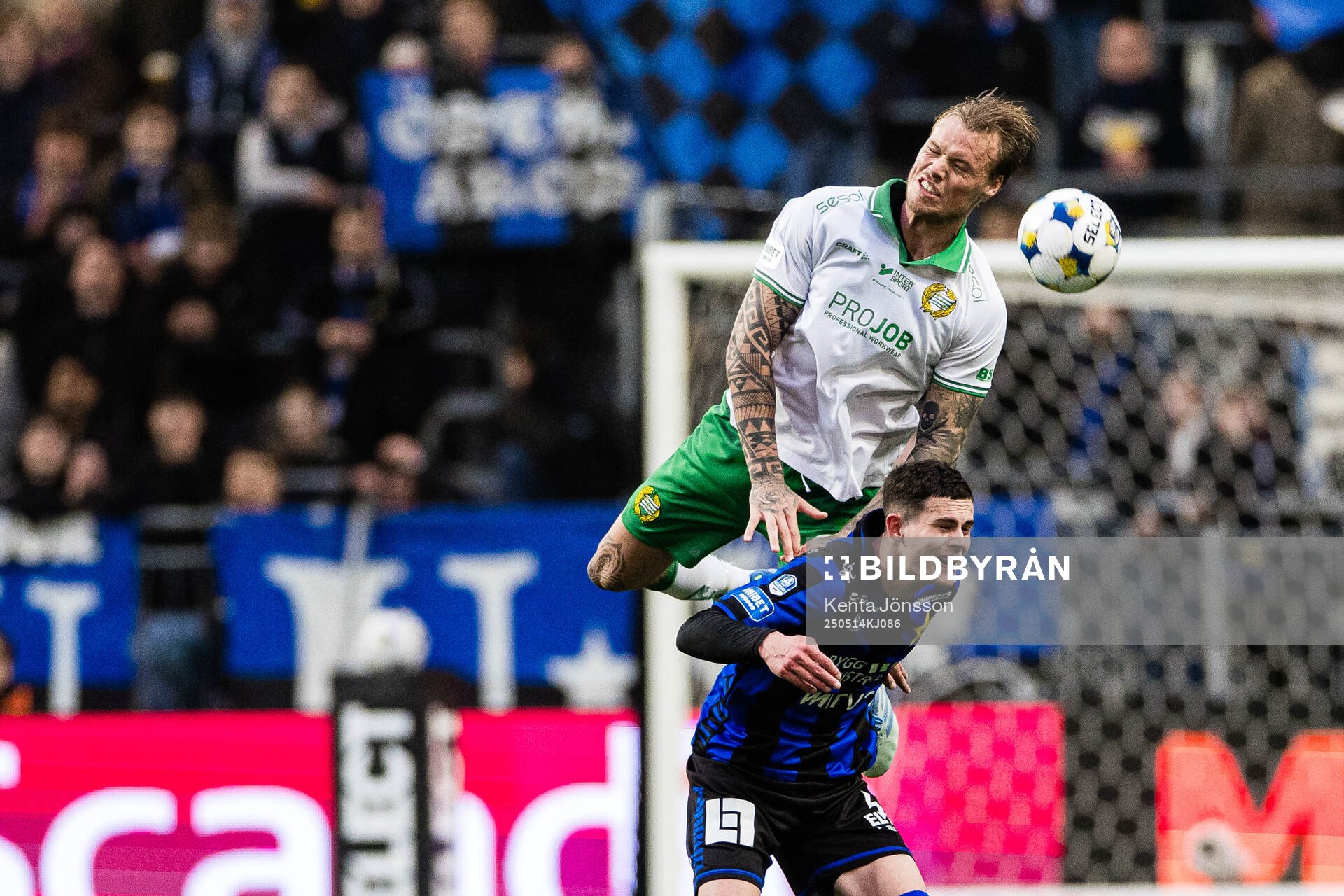 Hammarbys Victor Eriksson och Sirius Robbie Ure under fotbollsmatchen i Allsvenskan mellan Hammarby och Sirius den 14 maj 2025 i Stockholm. 