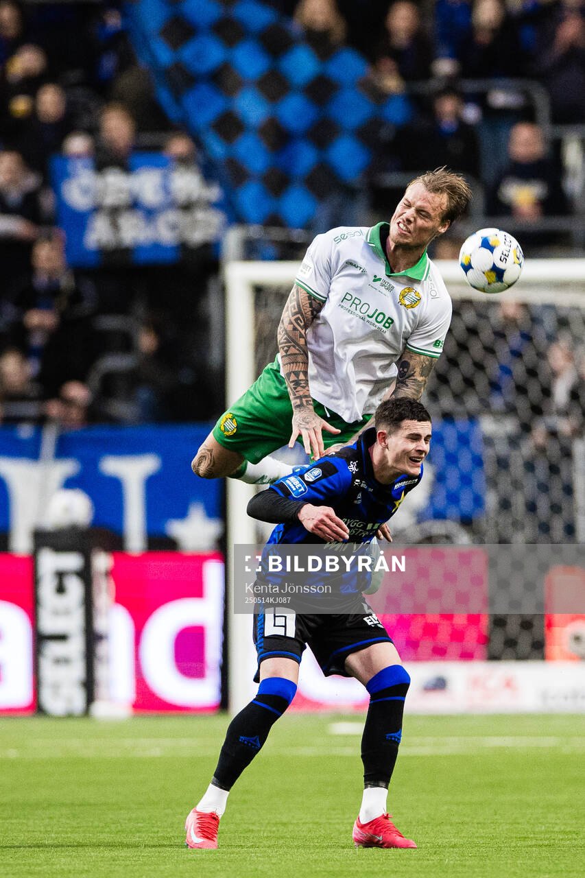 Hammarbys Victor Eriksson och Sirius Robbie Ure under fotbollsmatchen i Allsvenskan mellan Hammarby och Sirius den 14 maj 2025 i Stockholm. 