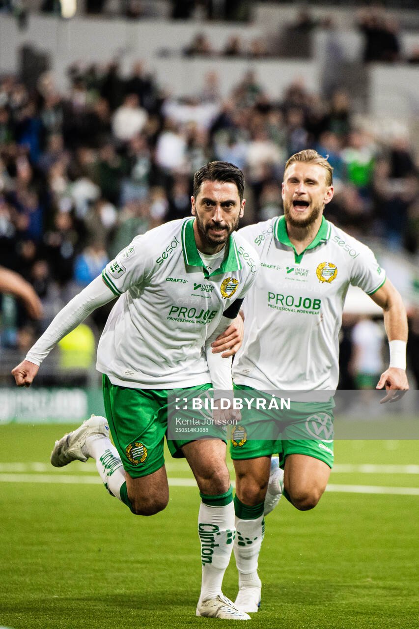 Hammarbys Nahir Besara jublar med Simon Strand
