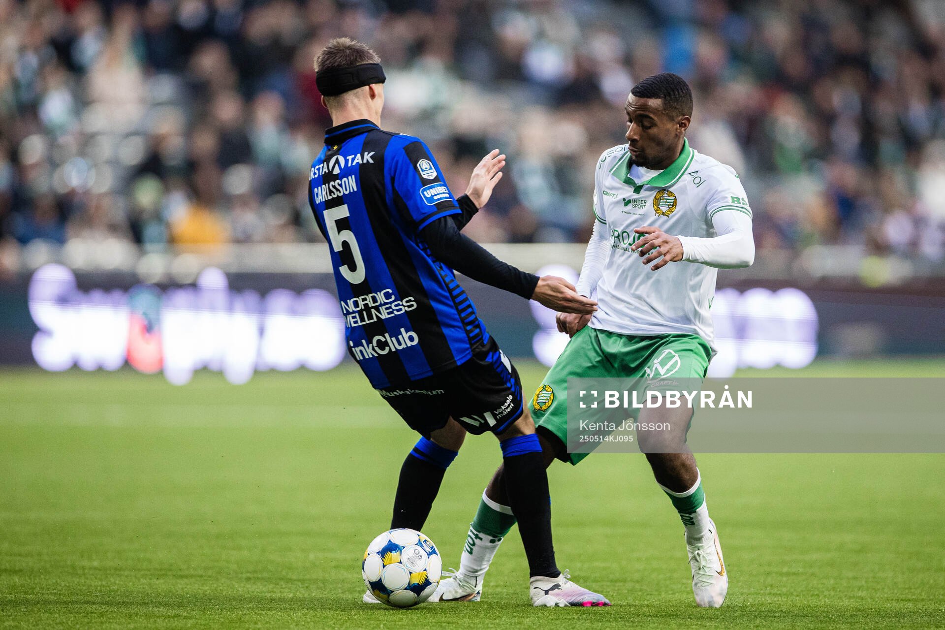 Sirius Tobias Carlsson och Hammarbys Paulos Abraham under fotbollsmatchen i Allsvenskan mellan Hammarby och Sirius den 14 maj 2025 i Stockholm.