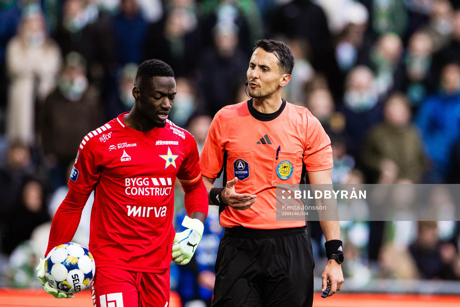 Sirius målvakt Ismael Diawara och domare Adi Aganovic under fotbollsmatchen i Allsvenskan mellan Hammarby och Sirius den 14 maj 2025 i Stockholm.