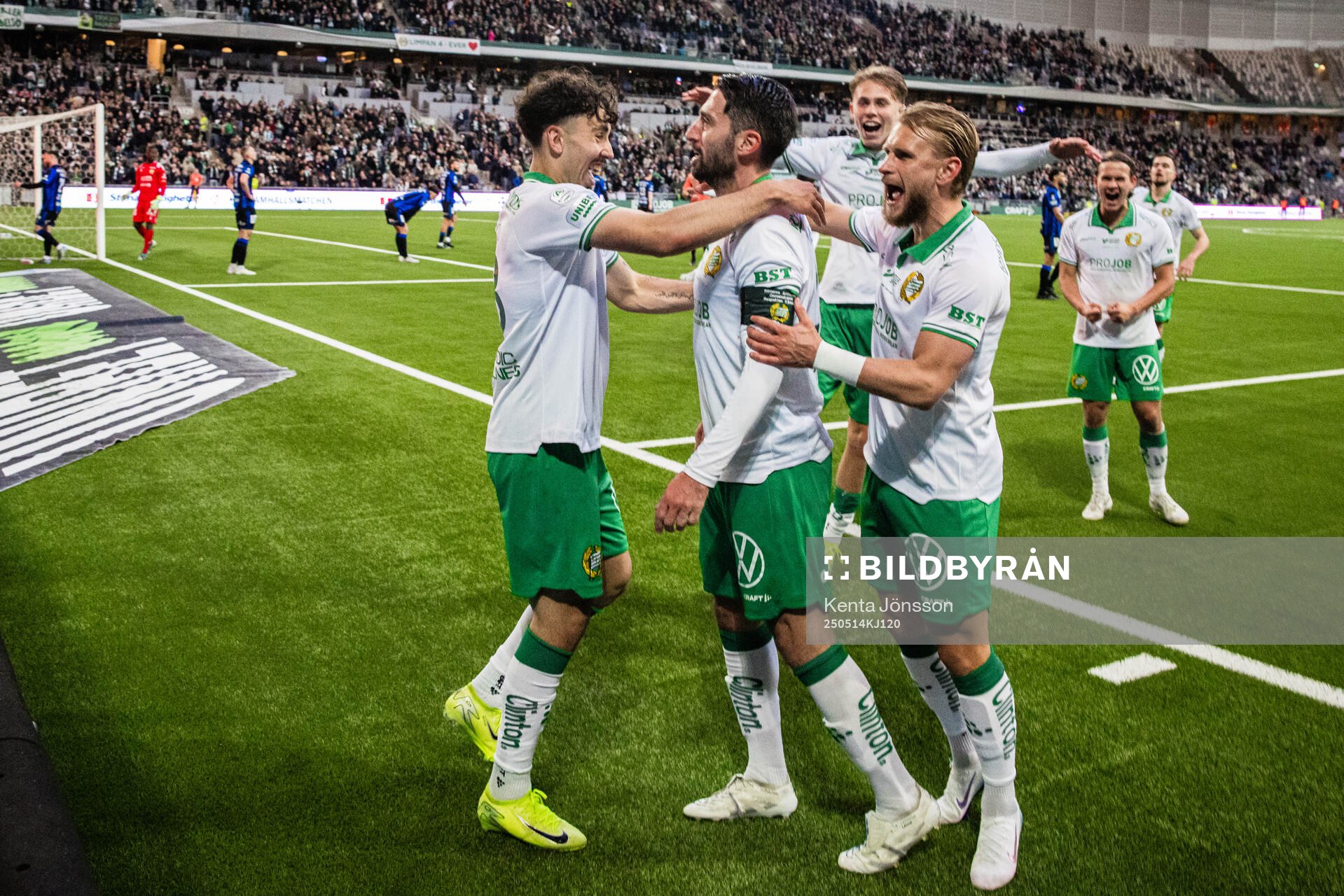 Hammarbys Nahir Besara jublar med Sebastian Tounekti, Wilson Lindberg Uhrström och Simon Strand efter 2-1 under fotbollsmatchen i Allsvenskan mellan Hammarby och Sirius den 14 maj 2025 i Stockholm.