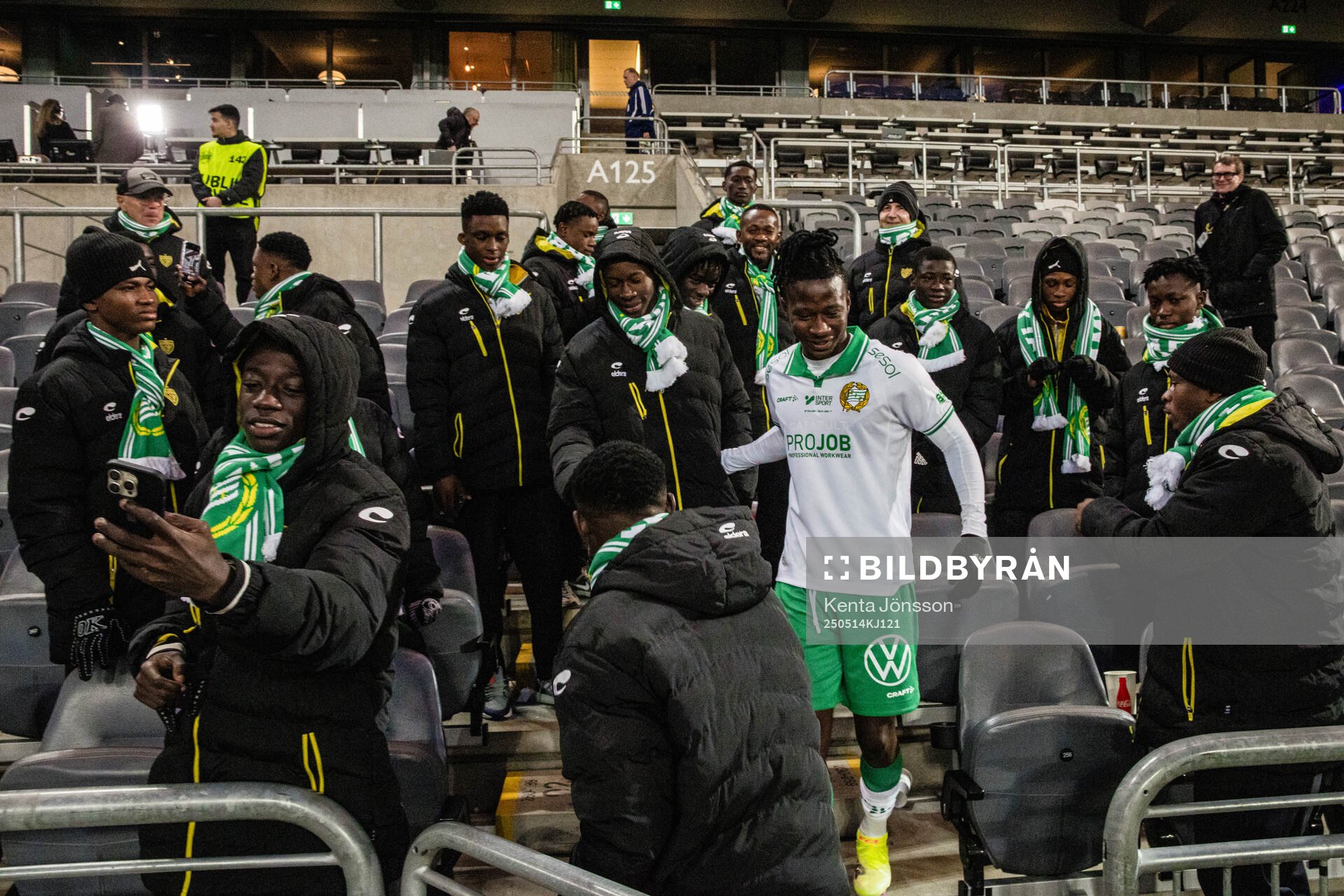 Hammarbys Moise Elohim Victoire Kabore på läktaren med