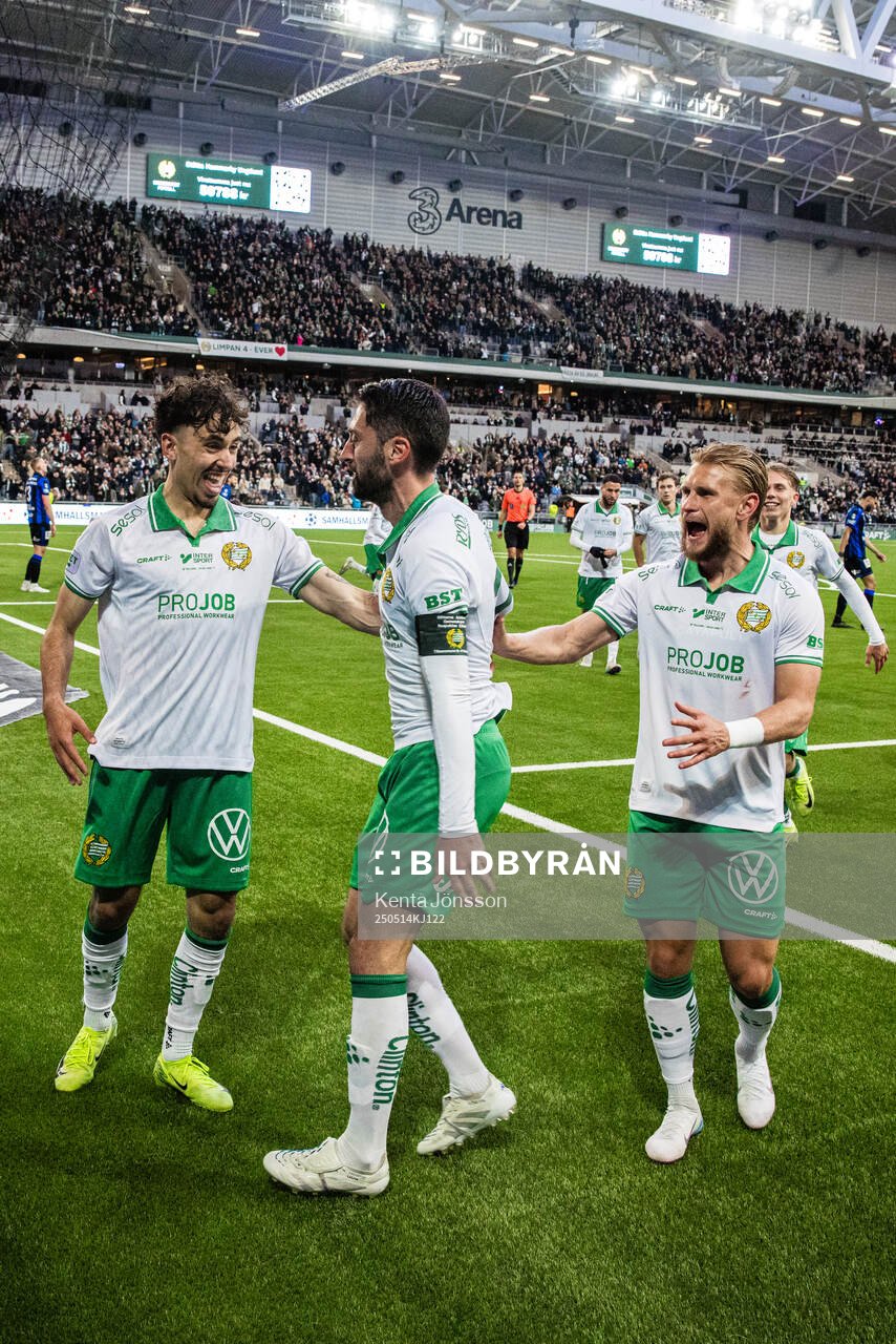 Hammarbys Nahir Besara jublar med Sebastian Tounekti och