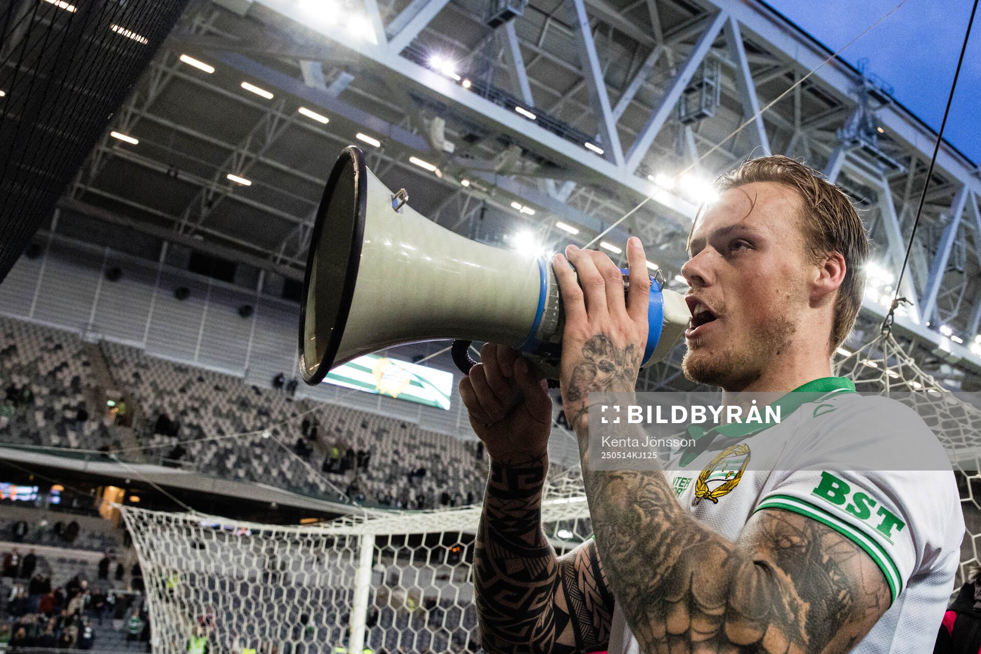 Hammarbys Victor Eriksson jublar efter fotbollsmatchen i Allsvenskan mellan Hammarby och Sirius den 14 maj 2025 i Stockholm. 