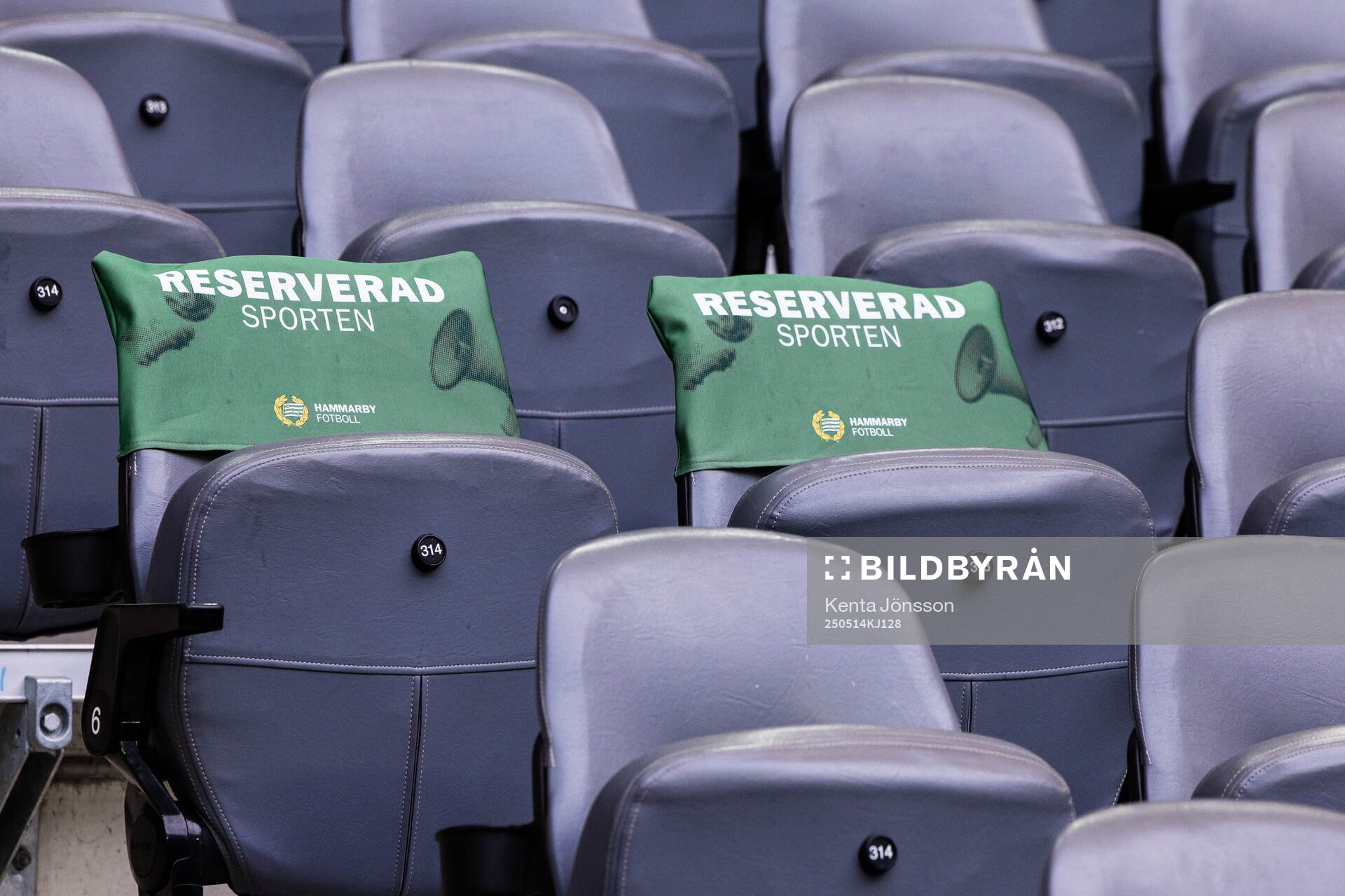 Stolar på läktaren märkta med Reserverad