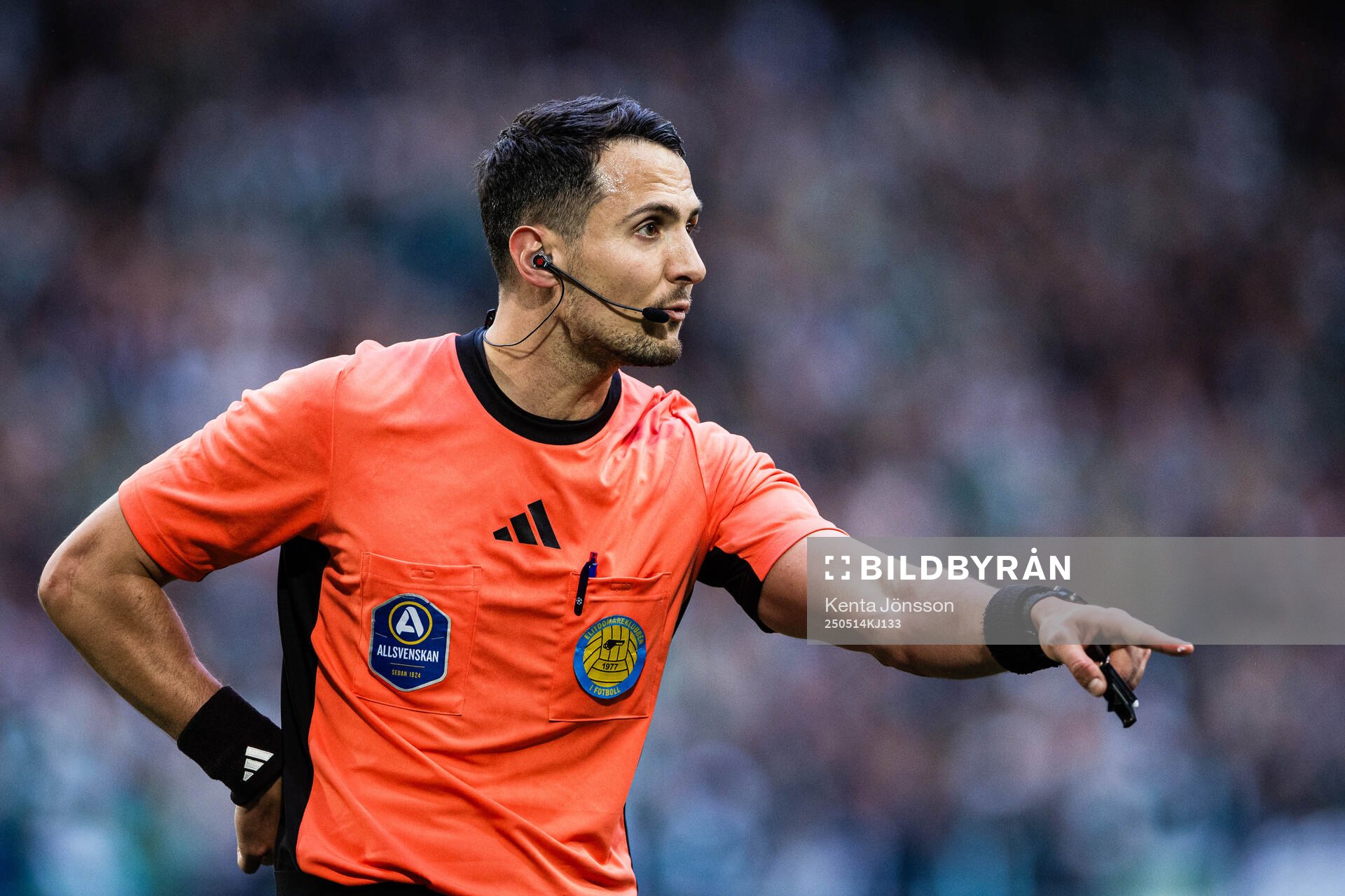 Domare Adi Aganovic under fotbollsmatchen i Allsvenskan mellan Hammarby och Sirius den 14 maj 2025 i Stockholm. 