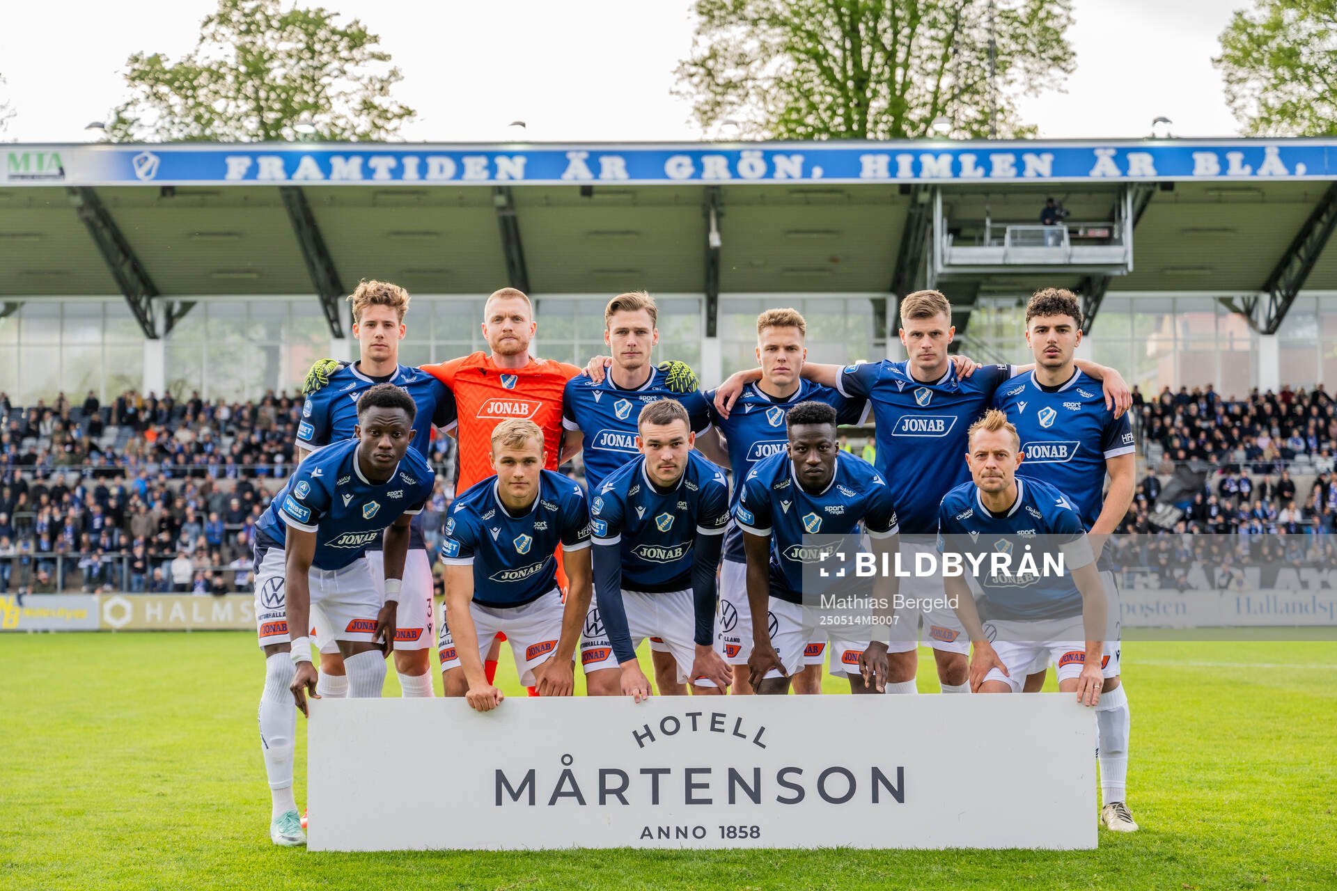 Halmstads startelva poserar för en lagbild inför fotbollsmatchen i Allsvenskan mellan Halmstad och GAIS den 14 maj 2025 i Halmstad. 