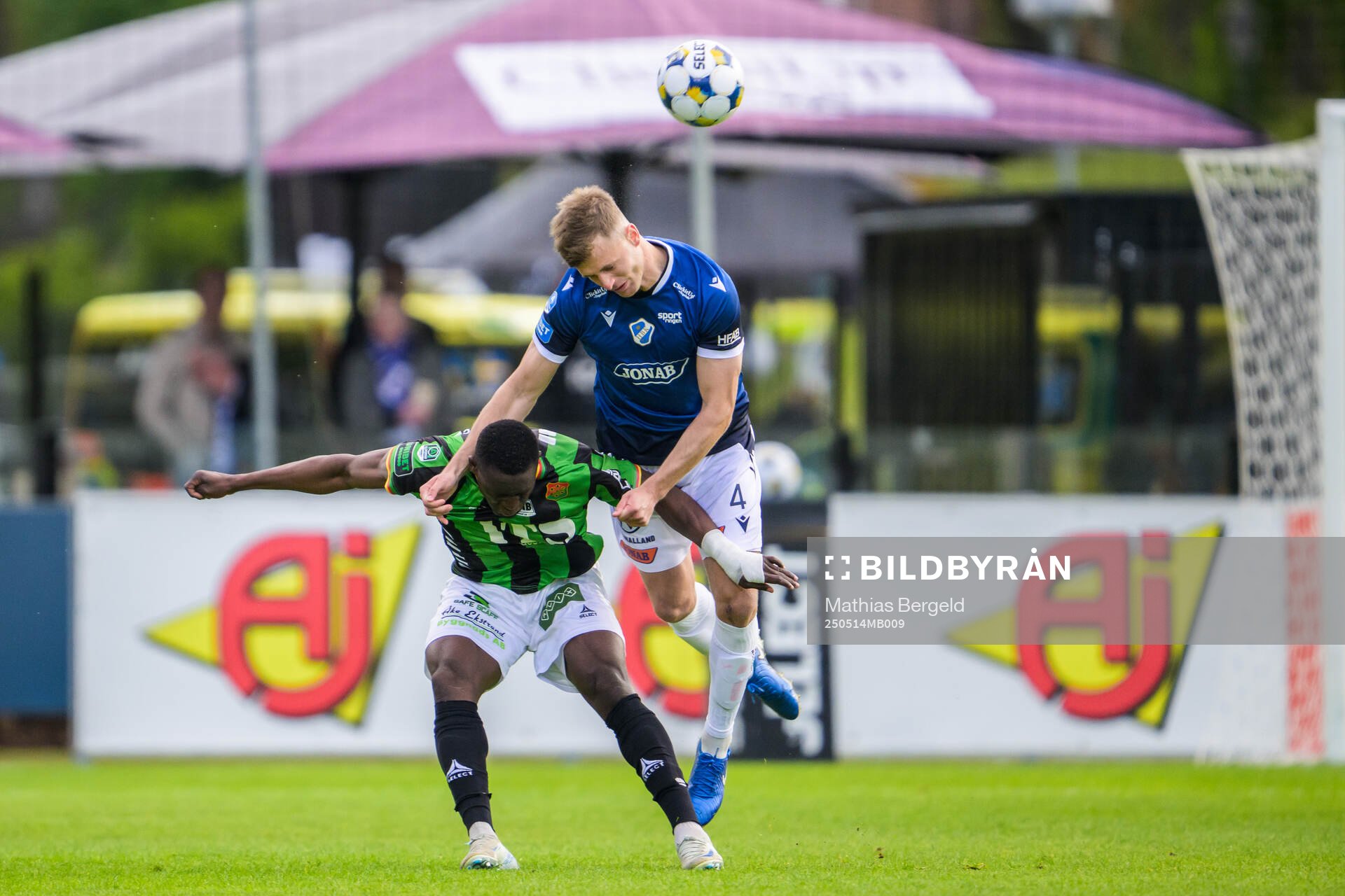 GAISs Ibrahim Diabate och Halmstads Filip Schyberg