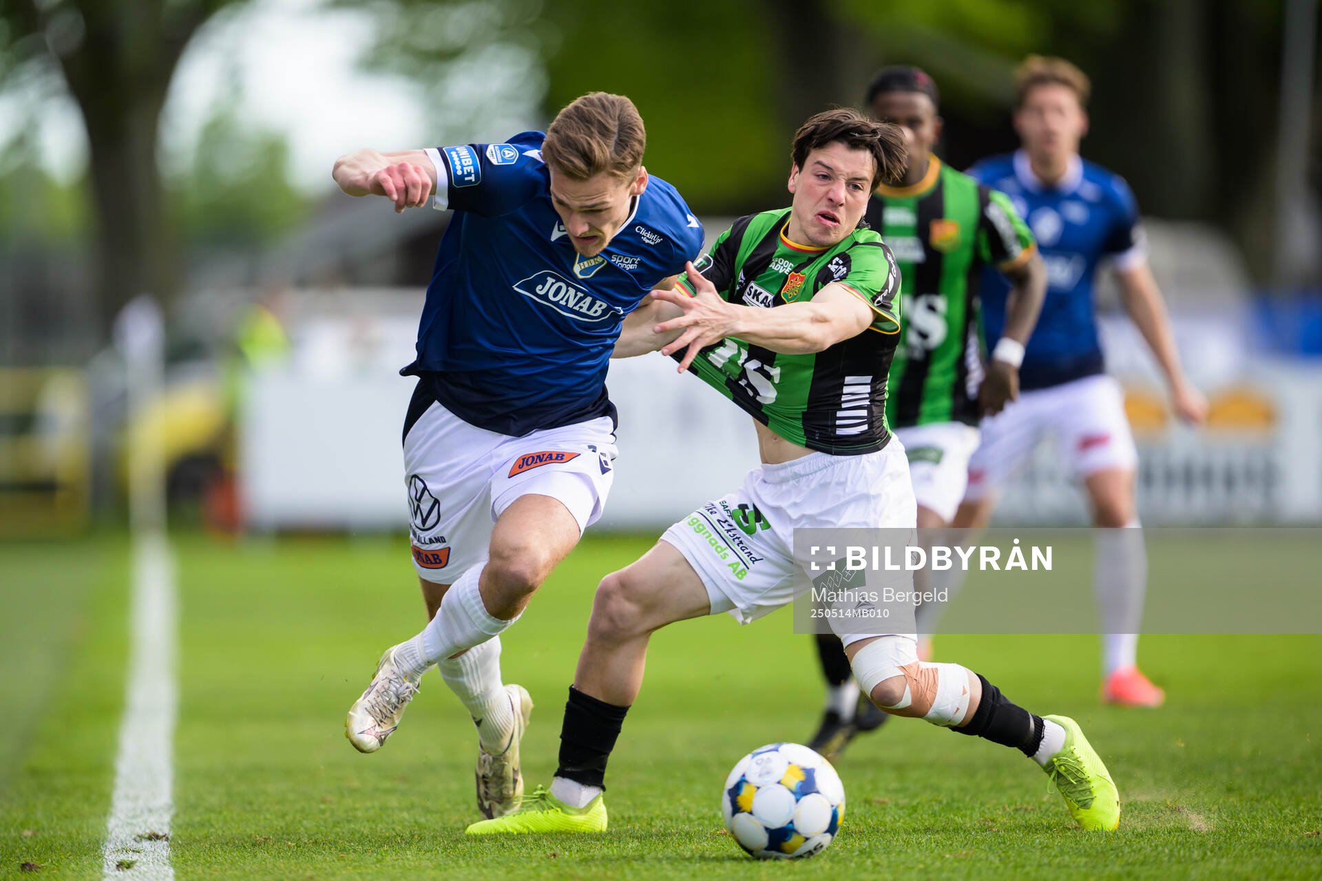 Halmstads Villiam Granath och GAISs Matteo de Brienne under fotbollsmatchen i Allsvenskan mellan Halmstad och GAIS den 14 maj 2025 i Halmstad.