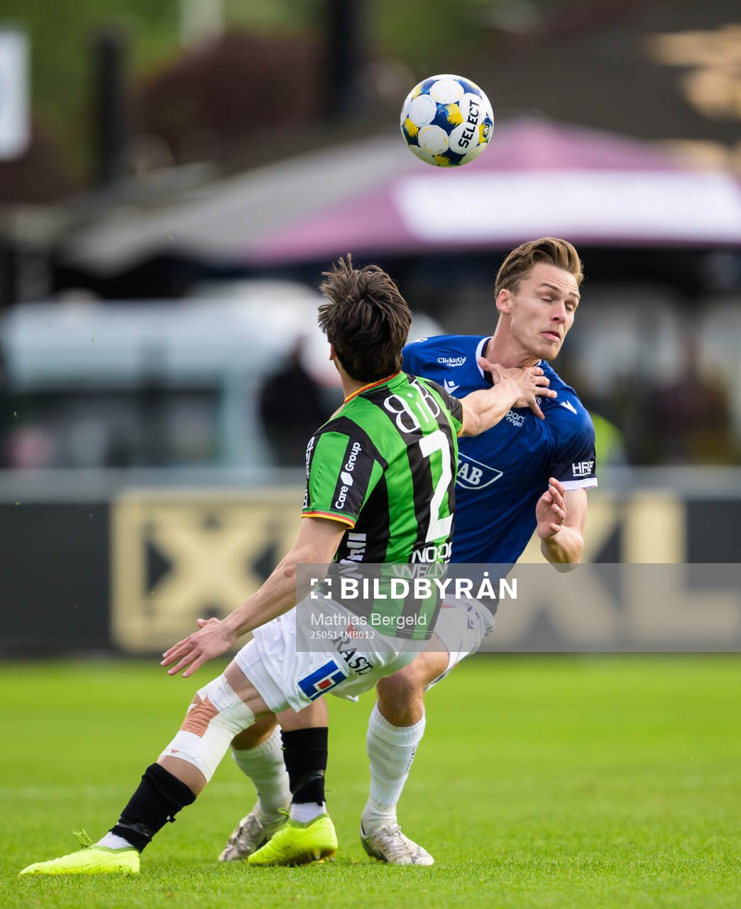 GAISs Matteo de Brienne och Halmstads Villiam Granath under fotbollsmatchen i Allsvenskan mellan Halmstad och GAIS den 14 maj 2025 i Halmstad.