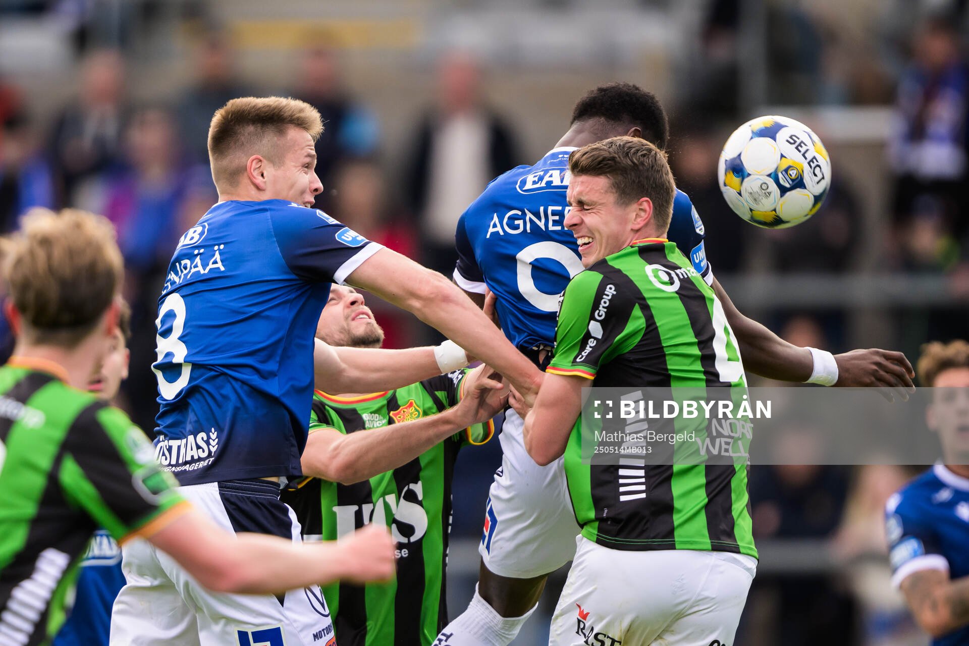 Halmstads Niilo Mäenpää och Yannick Agnero och GAISs Oskar Ågren under fotbollsmatchen i Allsvenskan mellan Halmstad och GAIS den 14 maj 2025 i Halmstad.