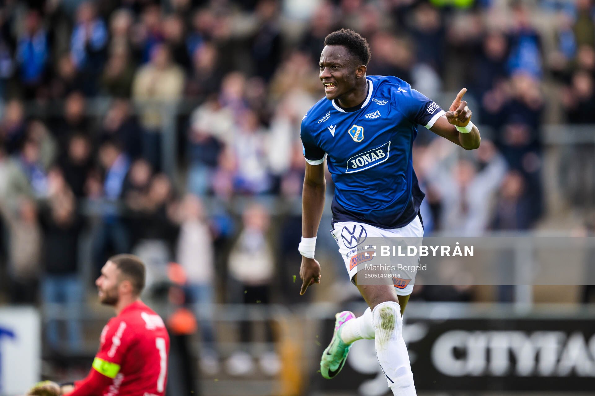 Halmstads Yannick Agnero jublar efter 1-0 målet under fotbollsmatchen i Allsvenskan mellan Halmstad och GAIS den 14 maj 2025 i Halmstad. 