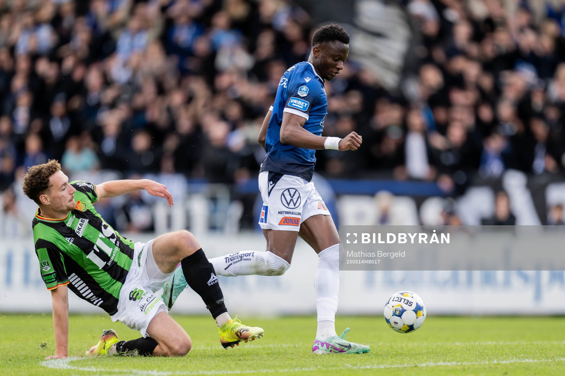 GAIS Anes Cardaklija och Halmstads Yannick Agnero vid 1-0 målet under fotbollsmatchen i Allsvenskan mellan Halmstad och GAIS den 14 maj 2025 i Halmstad.