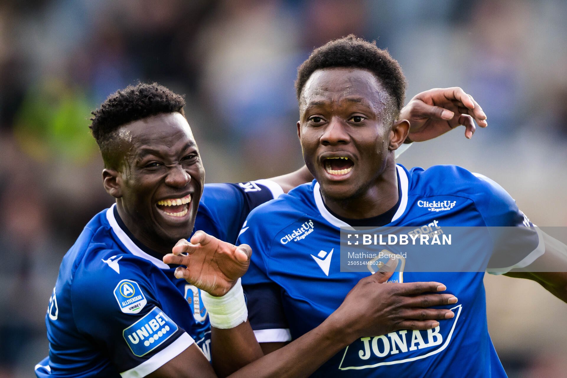 Halmstads Naeem Mohammed och Yannick Agnero jublar efter 1-0 målet under fotbollsmatchen i Allsvenskan mellan Halmstad och GAIS den 14 maj 2025 i Halmstad.