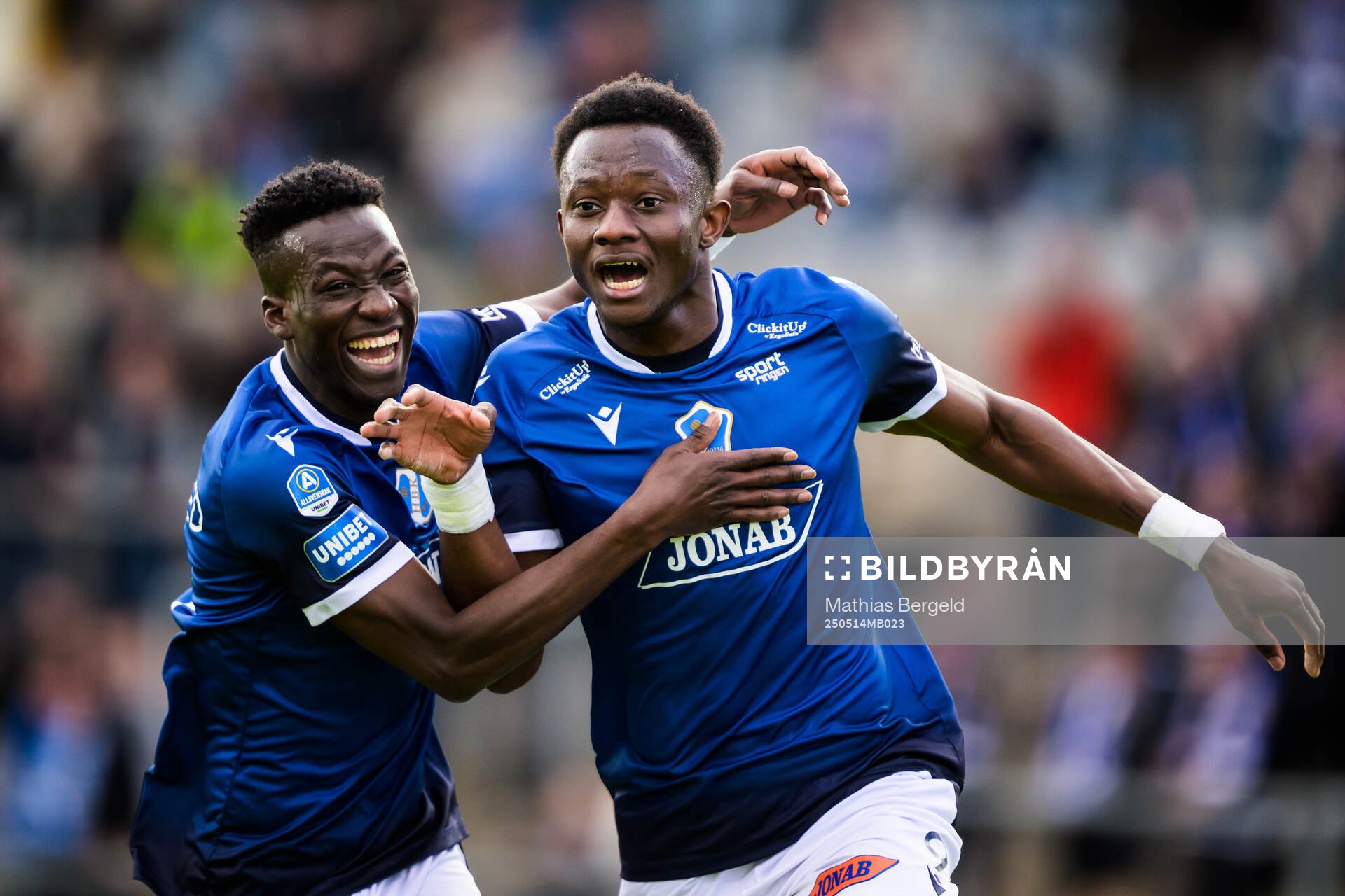 Halmstads Naeem Mohammed och Yannick Agnero jublar efter 1-0 målet under fotbollsmatchen i Allsvenskan mellan Halmstad och GAIS den 14 maj 2025 i Halmstad.