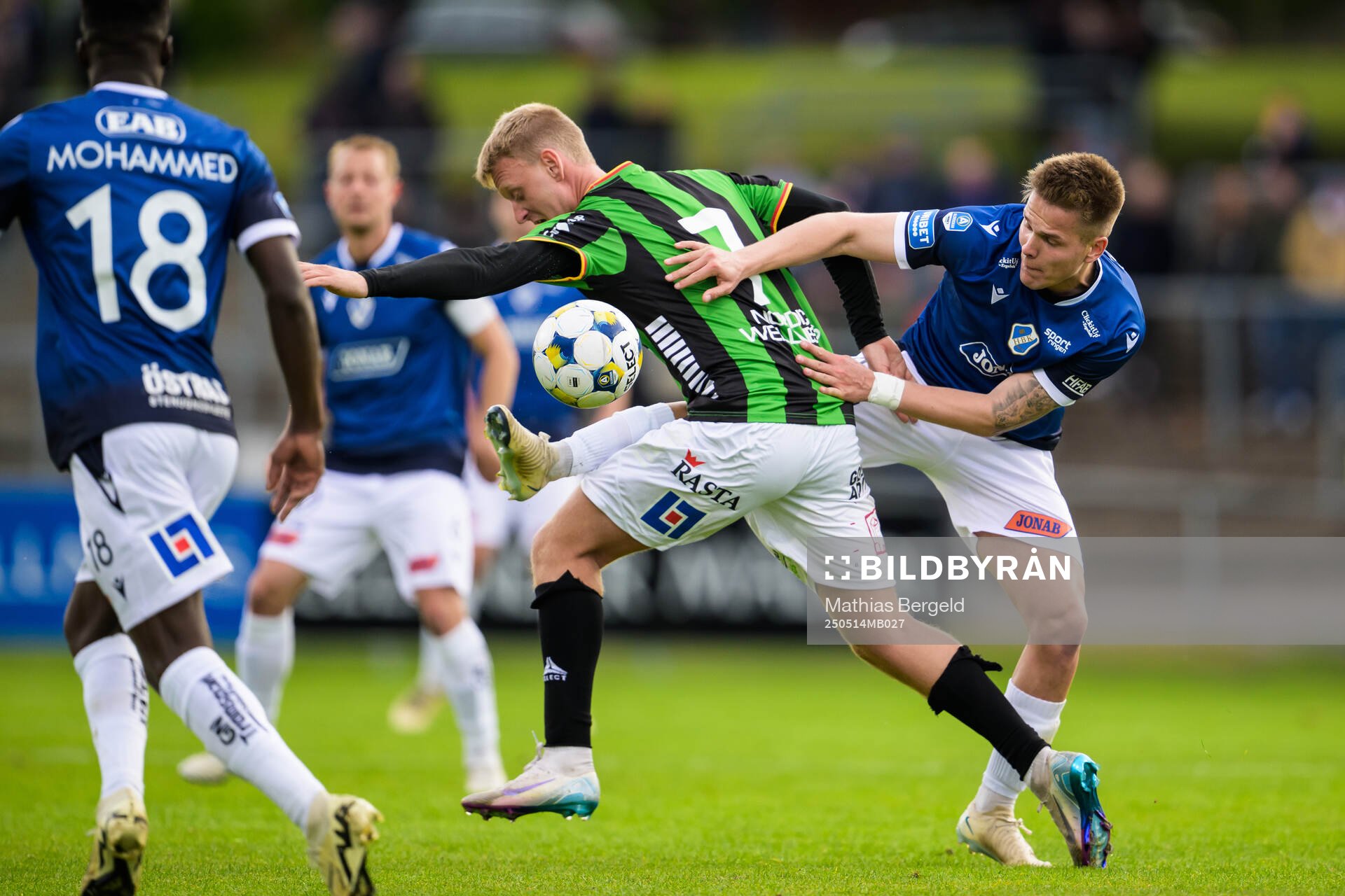 GAISs Joackim Åberg och Halmstads Niilo Mäenpää under fotbollsmatchen i Allsvenskan mellan Halmstad och GAIS den 14 maj 2025 i Halmstad. 