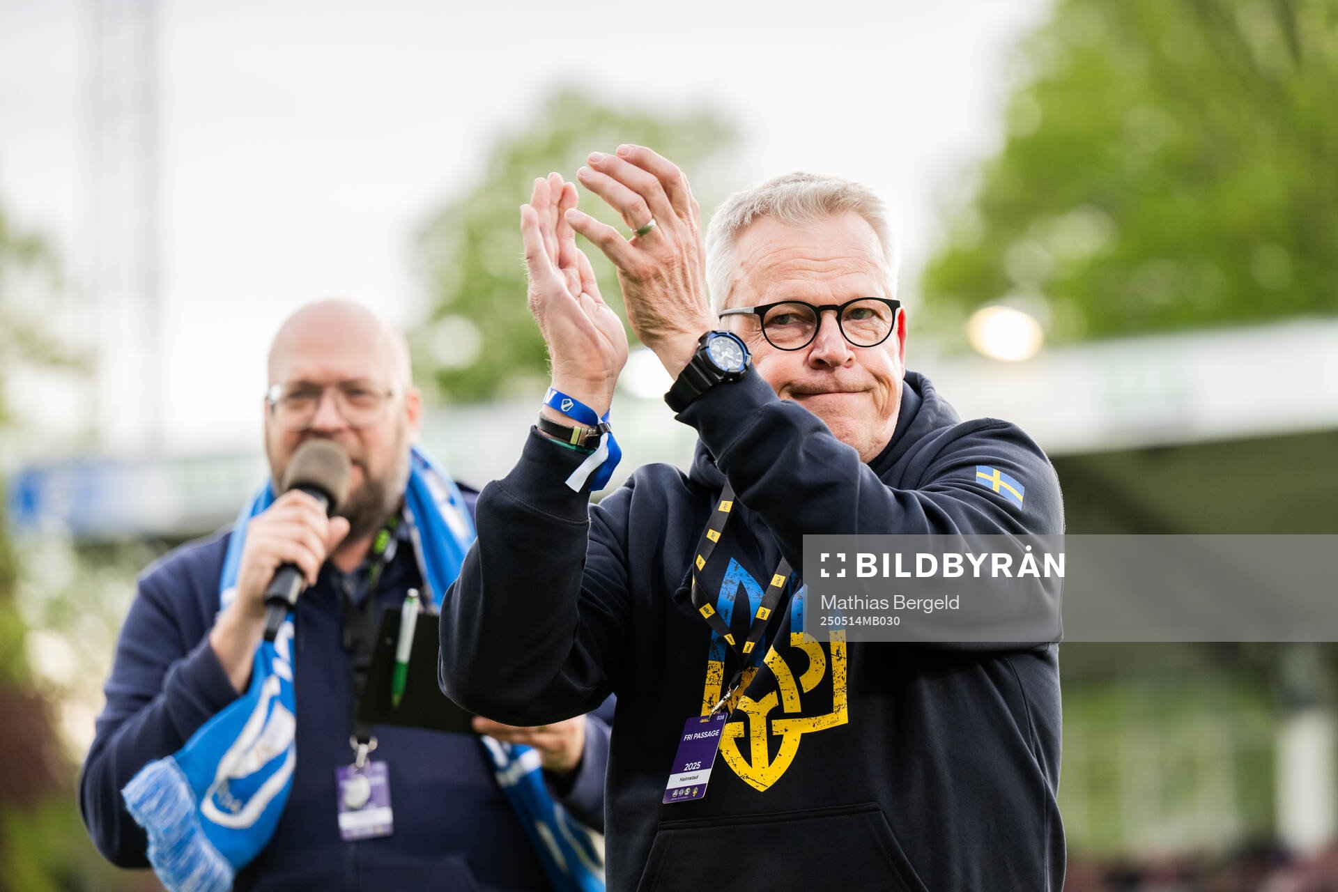 Janne Andersson intervjuas i halvtid under fotbollsmatchen i Allsvenskan mellan Halmstad och GAIS den 14 maj 2025 i Halmstad. 