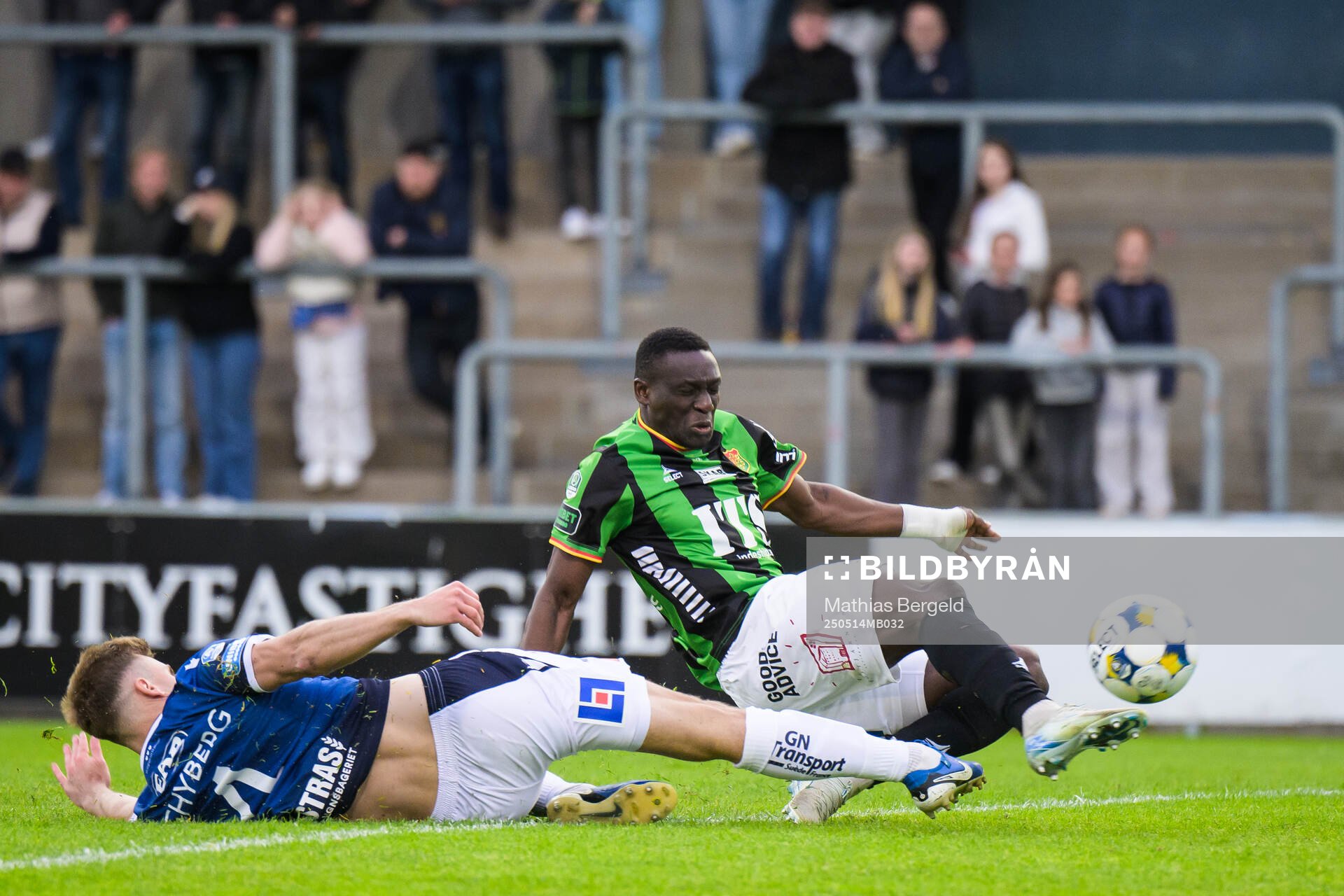 Halmstads Filip Schyberg och GAISs Ibrahim Diabate vid 1-2 målet under fotbollsmatchen i Allsvenskan mellan Halmstad och GAIS den 14 maj 2025 i Halmstad.