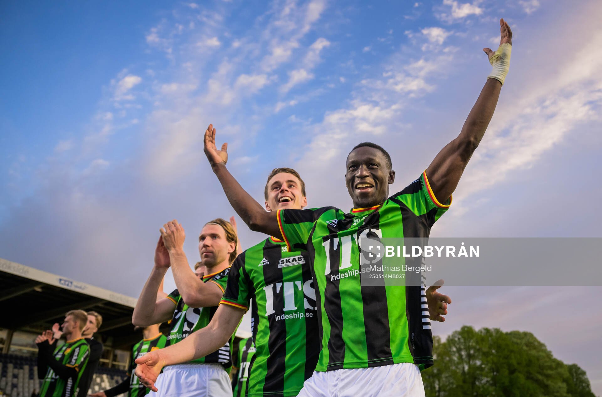 GAISs August Wängberg, Oskar Ågren och Ibrahim Diabate jublar efter fotbollsmatchen i Allsvenskan mellan Halmstad och GAIS den 14 maj 2025 i Halmstad.