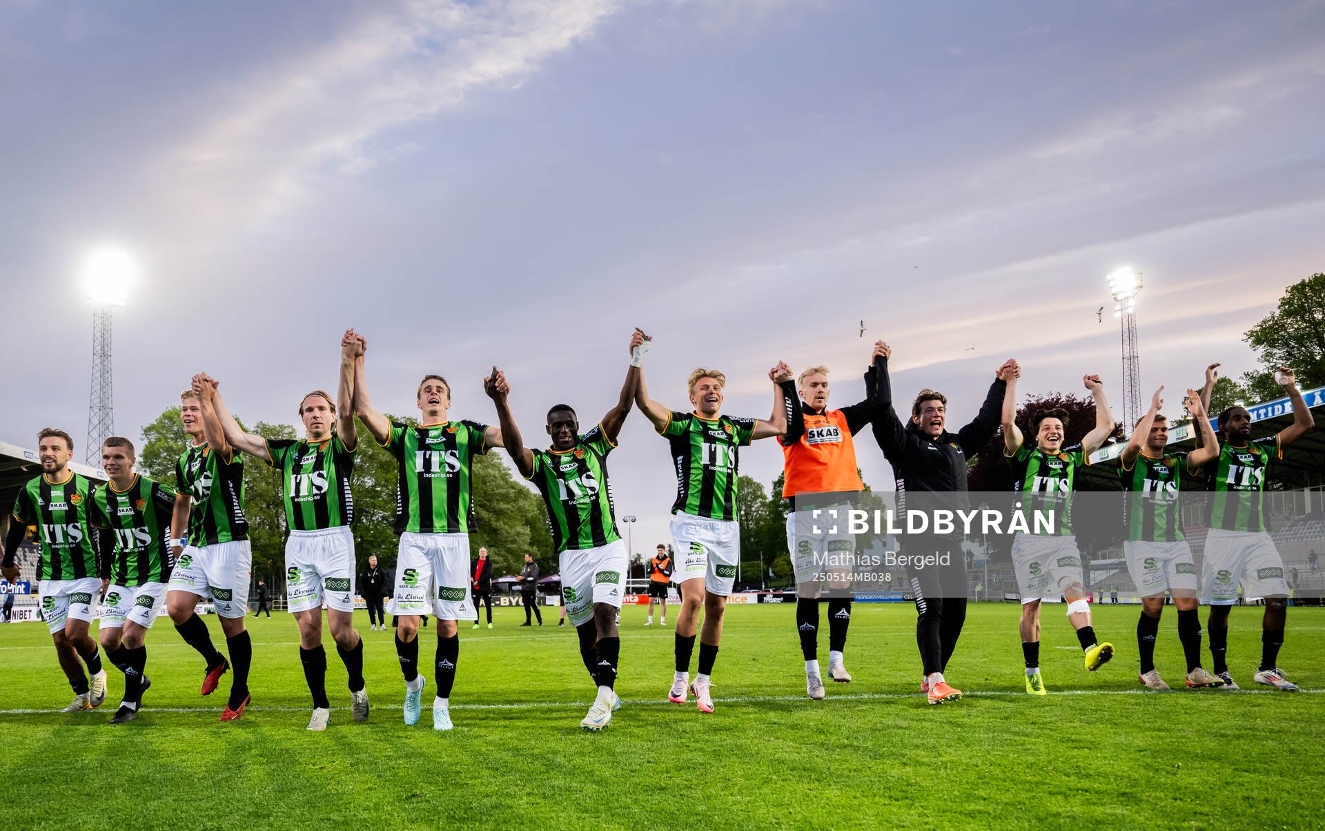 GAIS spelare jublar efter fotbollsmatchen i Allsvenskan mellan Halmstad och GAIS den 14 maj 2025 i Halmstad. 