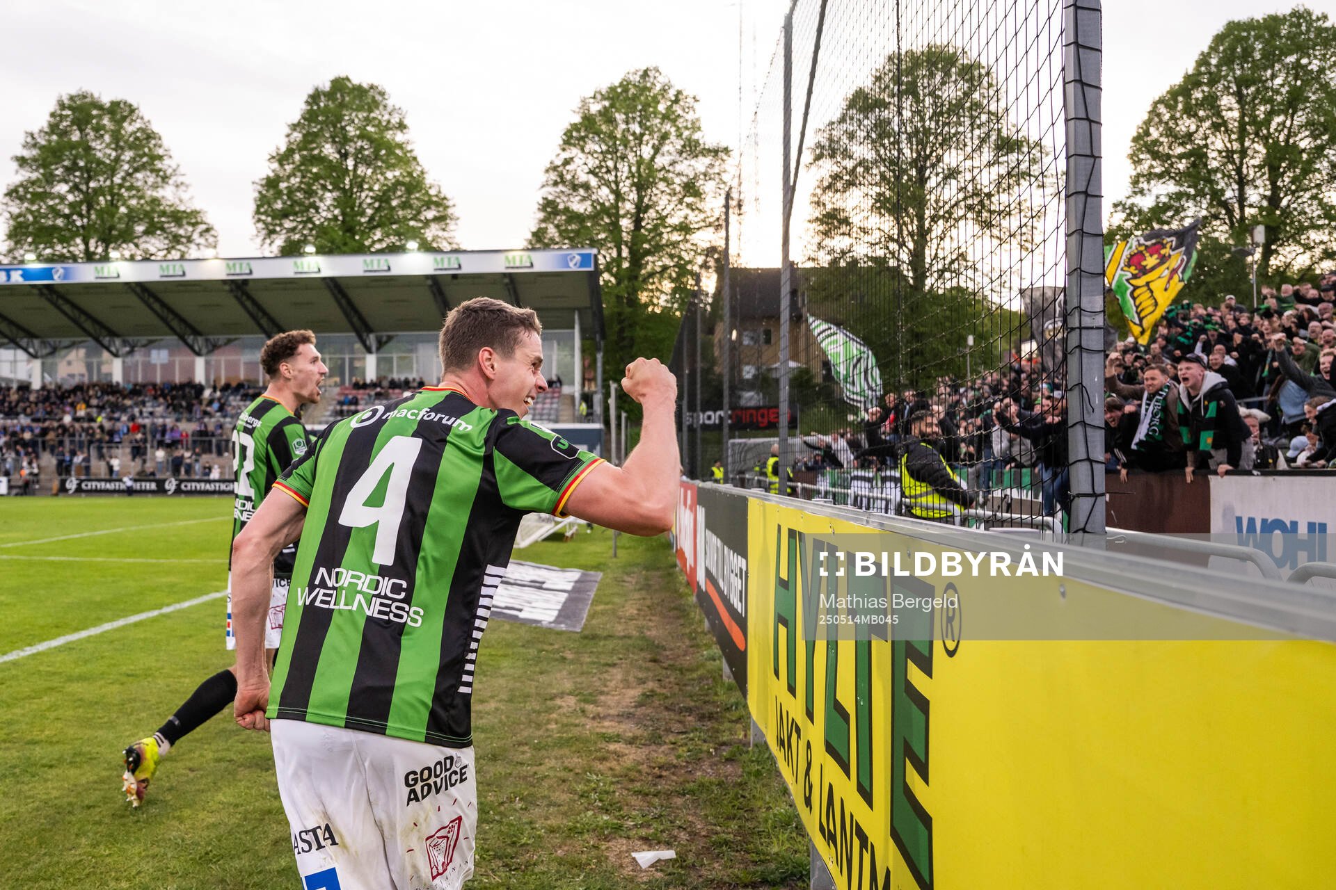 GAIS Anes Cardaklija och Oskar Ågren jublar efter att Ibrahim Diabate (ej i bild) gjort 1-3 under fotbollsmatchen i Allsvenskan mellan Halmstad och GAIS den 14 maj 2025 i Halmstad.