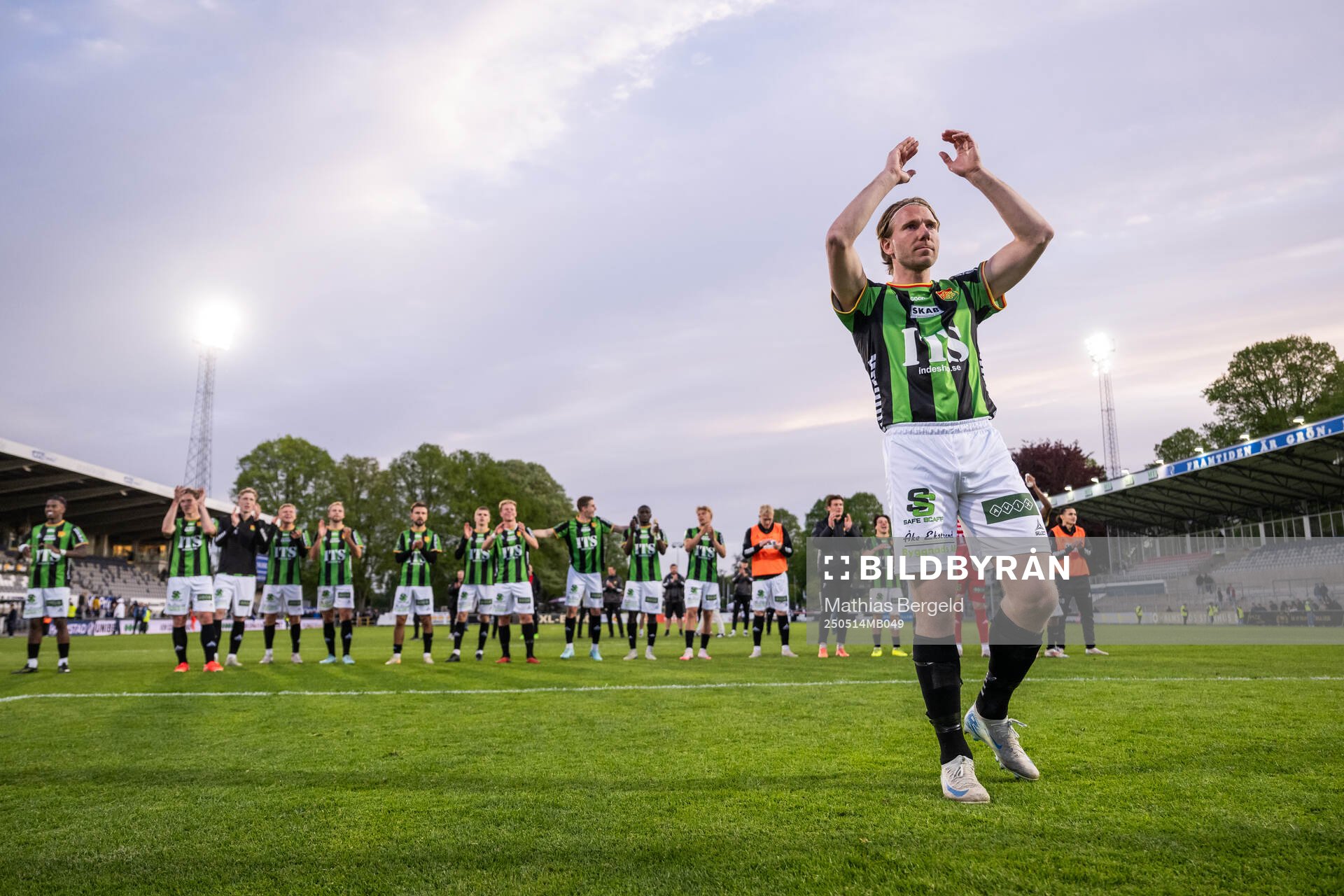 GAIS August Wängberg jublar efter fotbollsmatchen i Allsvenskan mellan Halmstad och GAIS den 14 maj 2025 i Halmstad. 