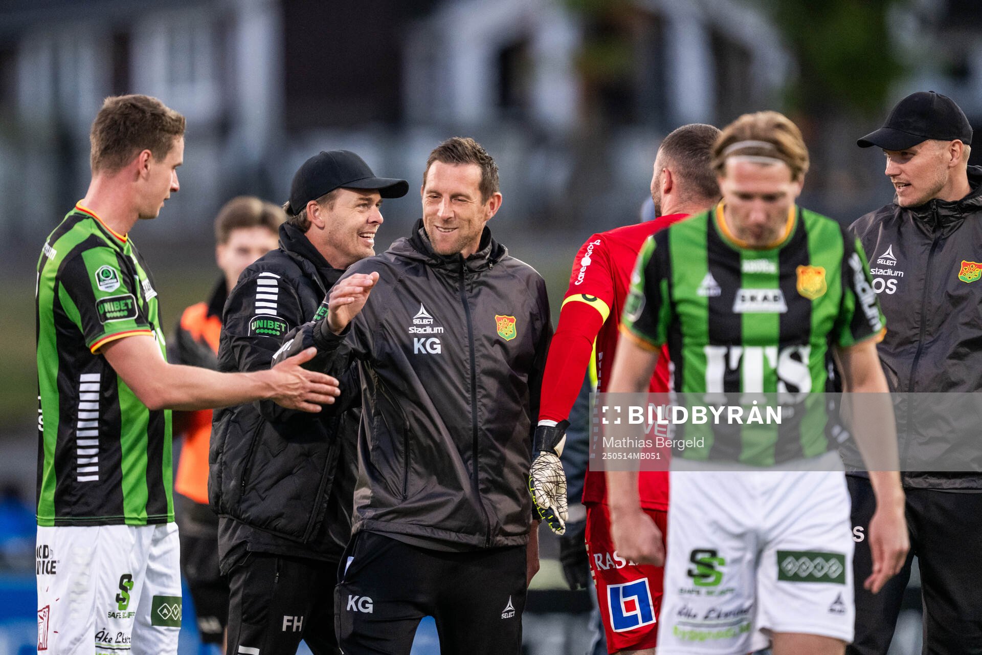 GAIS tränare Fredrik Holmberg och assisterande tränare Kenneth Gustafsson jublar efter fotbollsmatchen i Allsvenskan mellan Halmstad och GAIS den 14 maj 2025 i Halmstad.