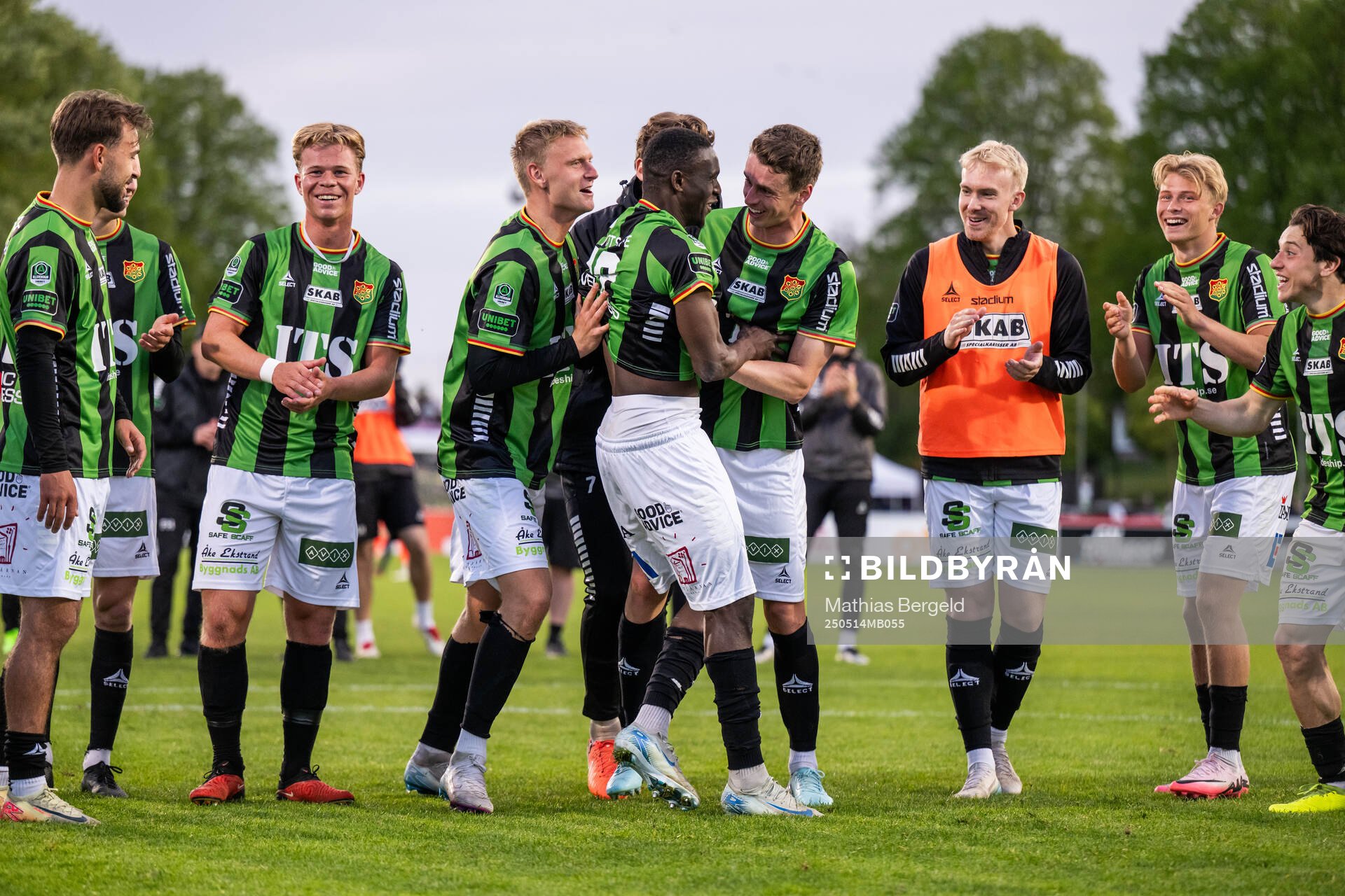 GAIS Joackim Åberg, Ibrahim Diabate och Oskar Ågren jublar efter fotbollsmatchen i Allsvenskan mellan Halmstad och GAIS den 14 maj 2025 i Halmstad.