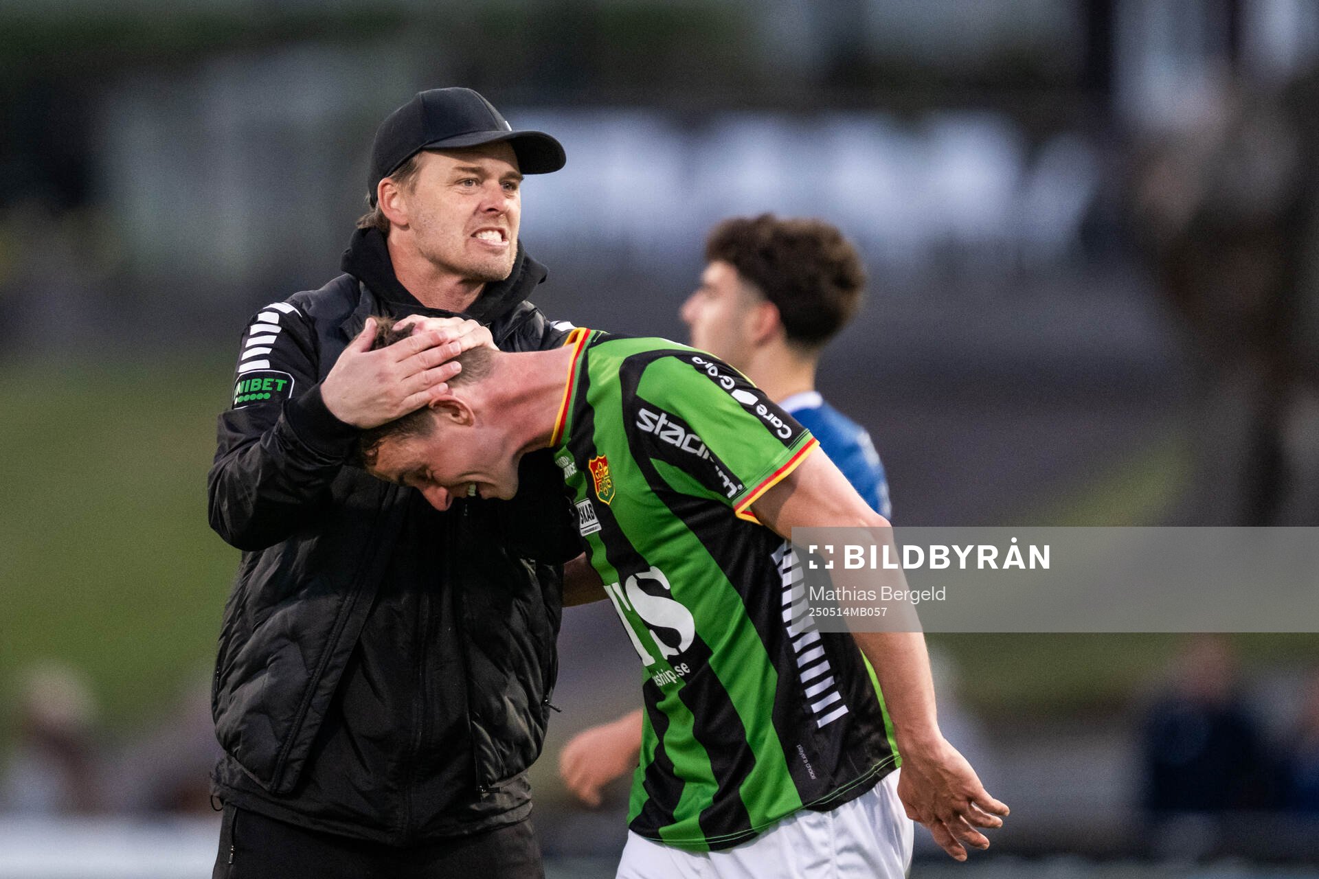 GAIS tränare Fredrik Holmberg och Oskar Ågren jublar efter fotbollsmatchen i Allsvenskan mellan Halmstad och GAIS den 14 maj 2025 i Halmstad.