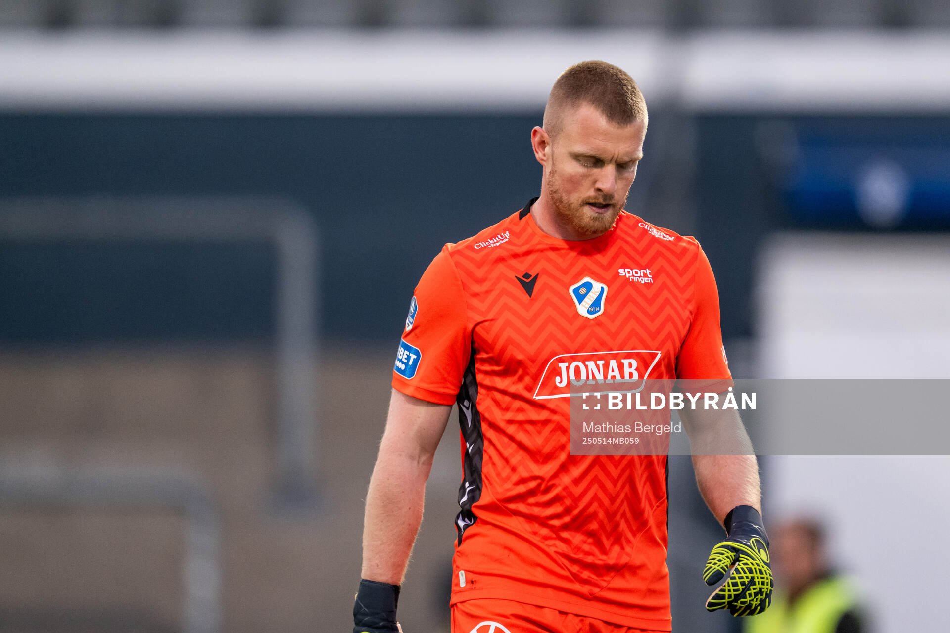Halmstads målvakt Tim Erlandsson deppar