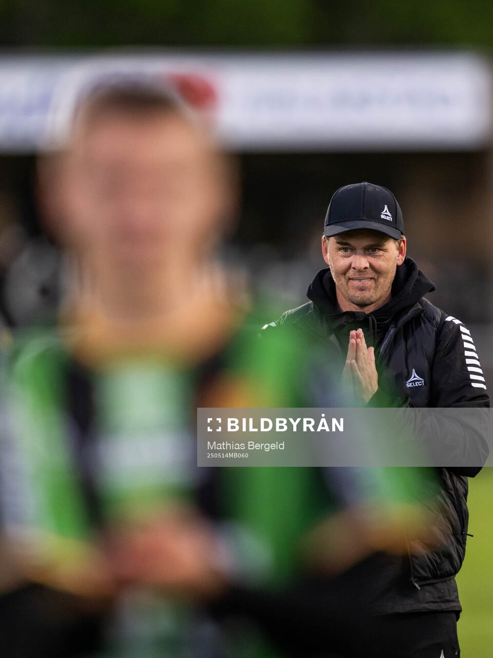 GAIS tränare Fredrik Holmberg jublar efter fotbollsmatchen i Allsvenskan mellan Halmstad och GAIS den 14 maj 2025 i Halmstad. 