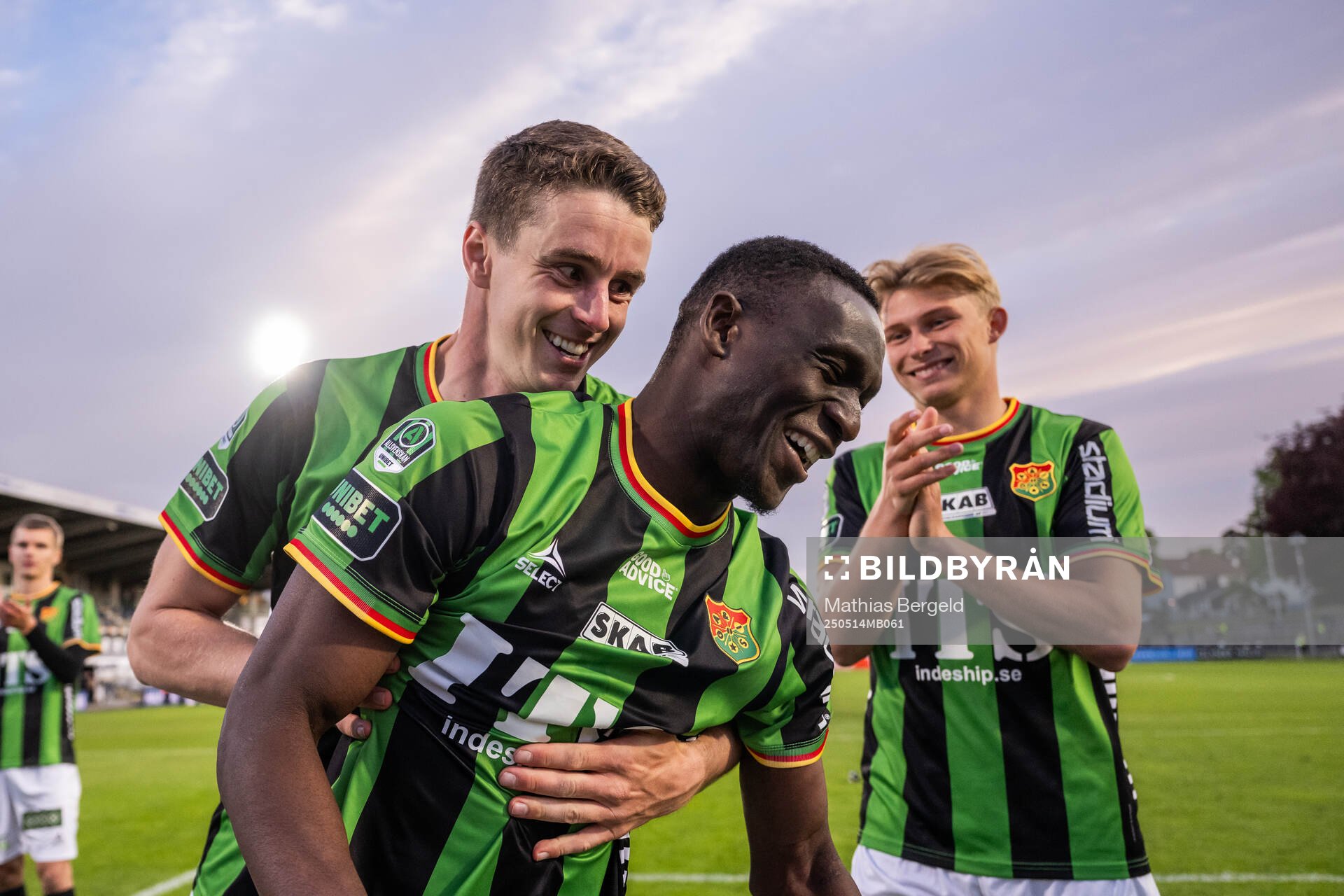 GAIS Oskar Ågren och Ibrahim Diabate jublar efter fotbollsmatchen i Allsvenskan mellan Halmstad och GAIS den 14 maj 2025 i Halmstad. 
