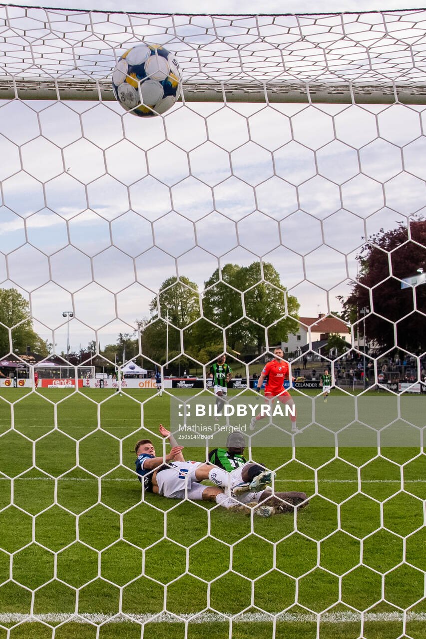 GAIS Ibrahim Diabate gör 1-2 i kamp med Halmstads Filip Schyberg under fotbollsmatchen i Allsvenskan mellan Halmstad och GAIS den 14 maj 2025 i Halmstad.