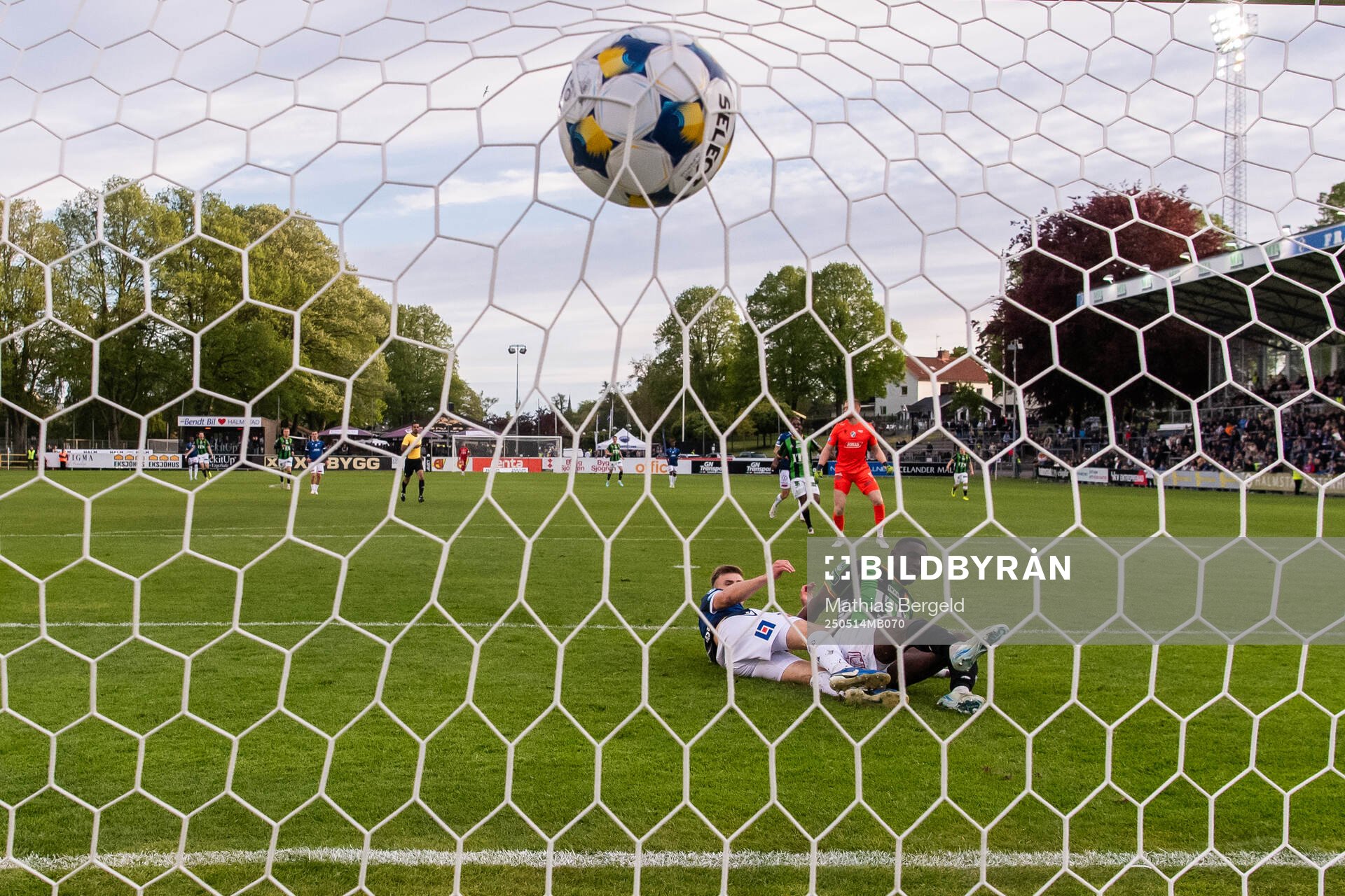 GAIS Ibrahim Diabate gör 1-2 i kamp med Halmstads Filip Schyberg under fotbollsmatchen i Allsvenskan mellan Halmstad och GAIS den 14 maj 2025 i Halmstad.