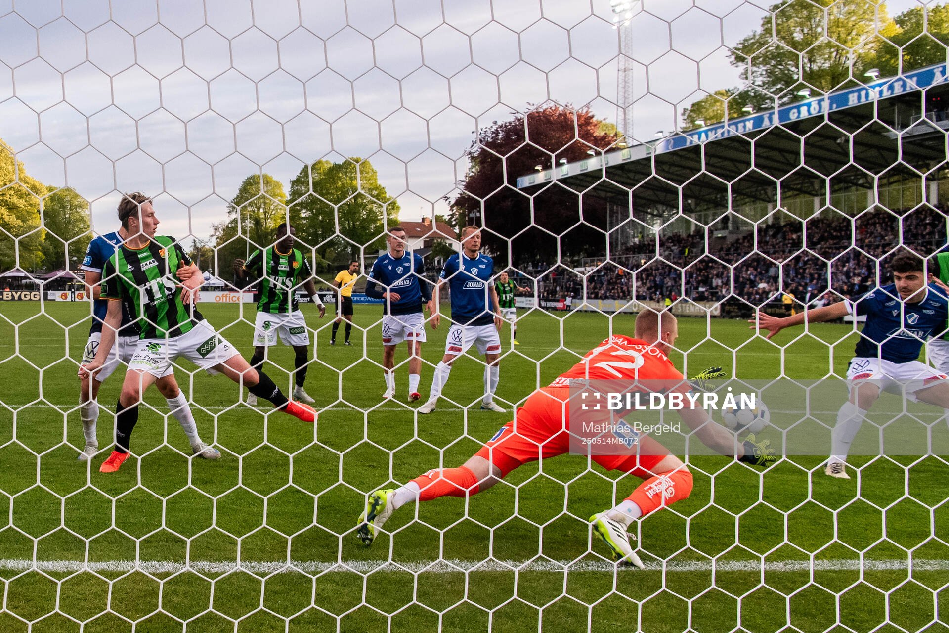 GAIS Robin Frej och Halmstads målvakt Tim Erlandsson under fotbollsmatchen i Allsvenskan mellan Halmstad och GAIS den 14 maj 2025 i Halmstad.