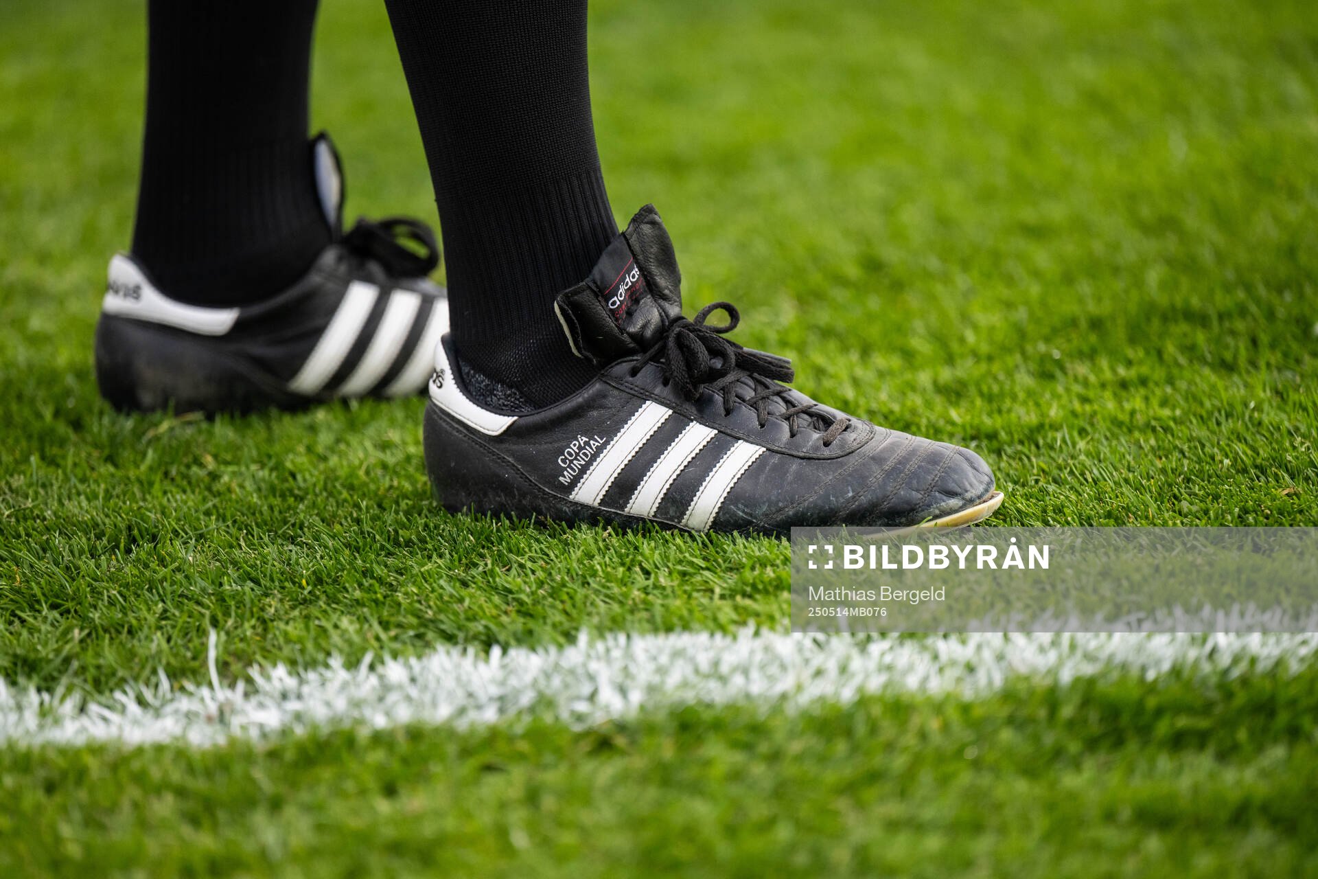 En assisterande domare med Adidas Copa Mundial under fotbollsmatchen i Allsvenskan mellan Halmstad och GAIS den 14 maj 2025 i Halmstad. 