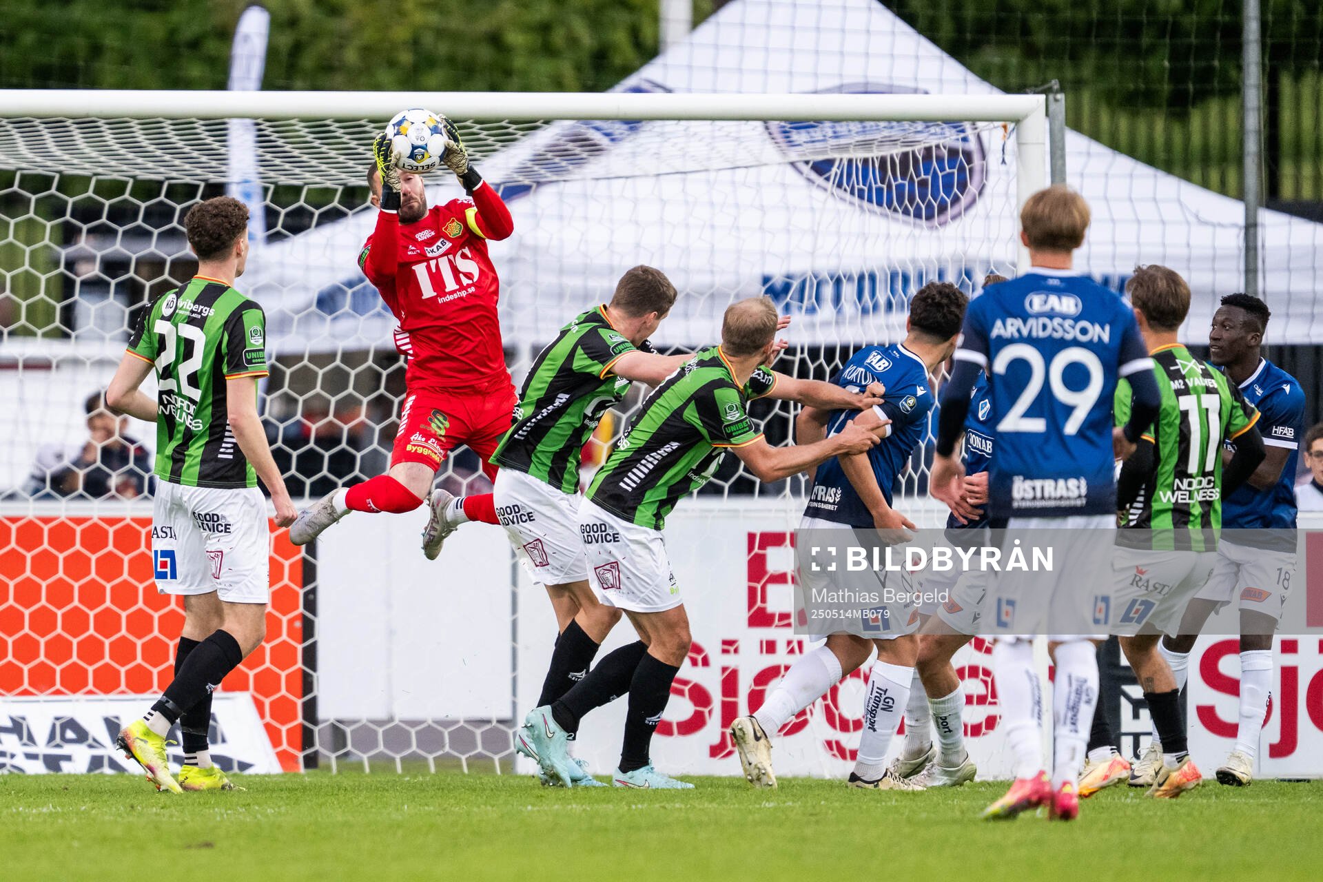 GAIS målvakt Mergim Krasniqi under fotbollsmatchen i Allsvenskan mellan Halmstad och GAIS den 14 maj 2025 i Halmstad. 